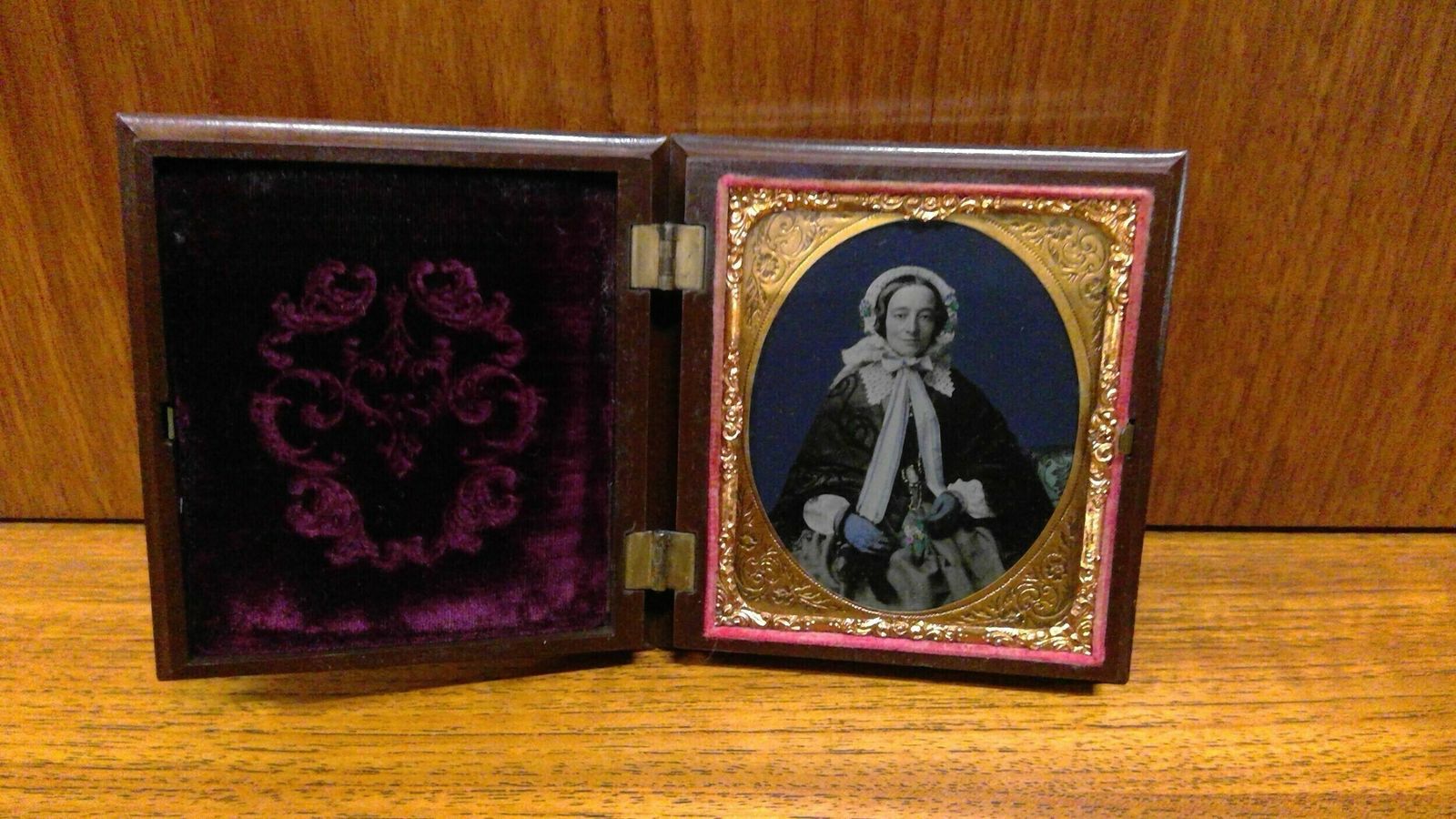 Gutta Percha, A Double Cased Early Daguerreotype Photograph Of An Elegant Lady,Hand Tinted Of Extremely Fine Quality photo vintage