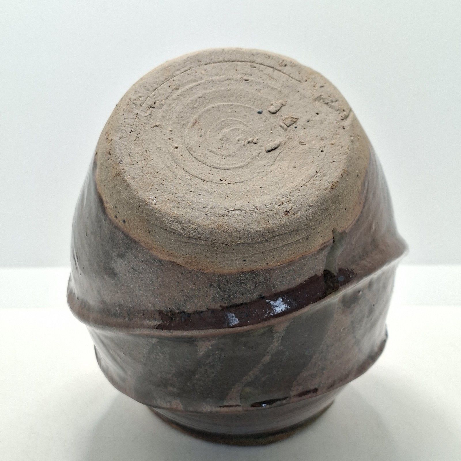 photo vinterior British Studio Pottery Trio Of Vases Graduating Handcrafted Brown Glaze Signed