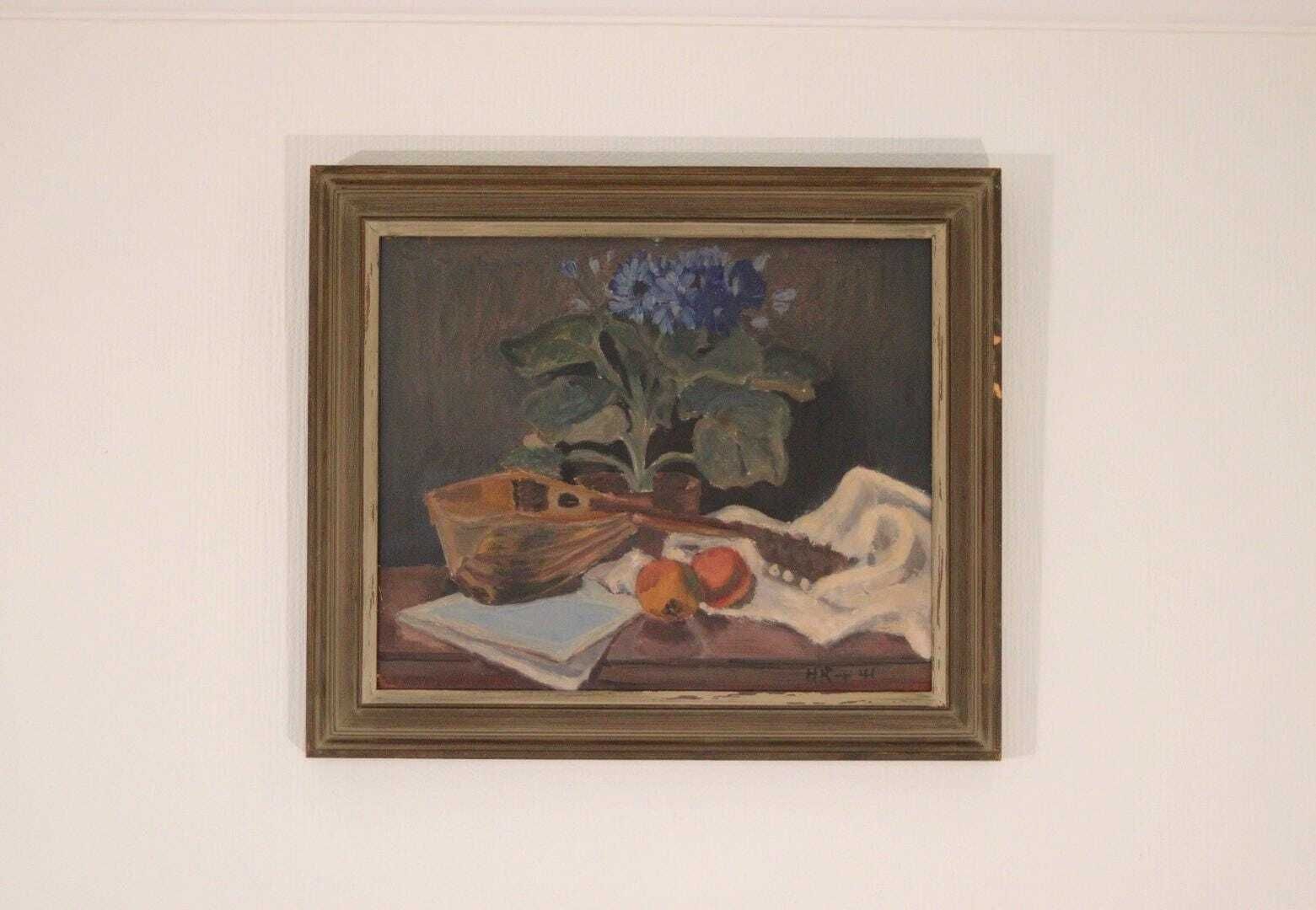 Original Mid Century Swedish Oil On Panel – Still Life With Instrument By H.K., 1941 – Vintage & Framed | 56 × 48 Cm (Approx. 22 × 18.9 In) photo vintage
