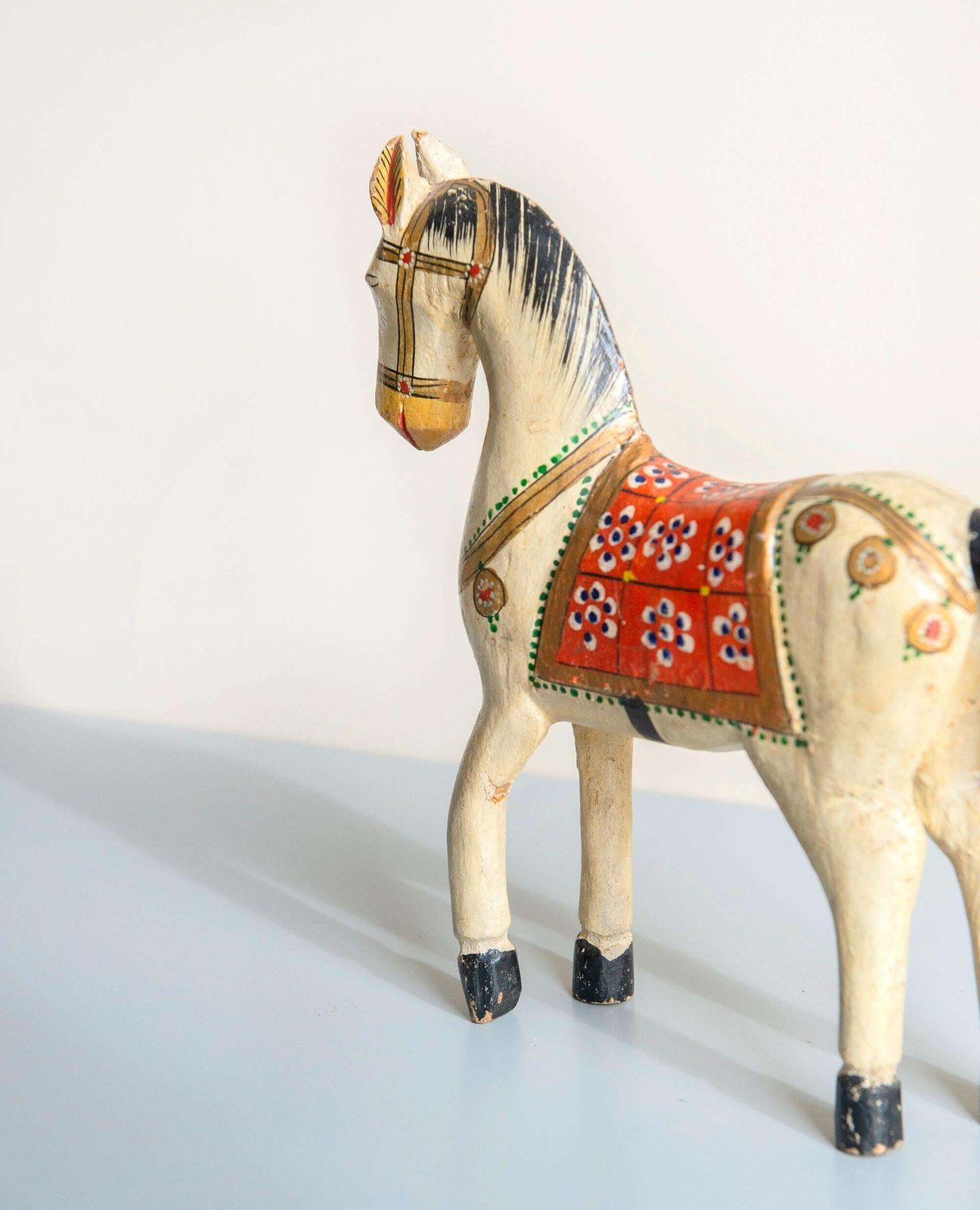 Indiase Ghodi bruiloftspaard, antiek houten beeld, decoratief pony-beeldje, gemaakt in India, handgeschilderd paardensculptuur photo vintage