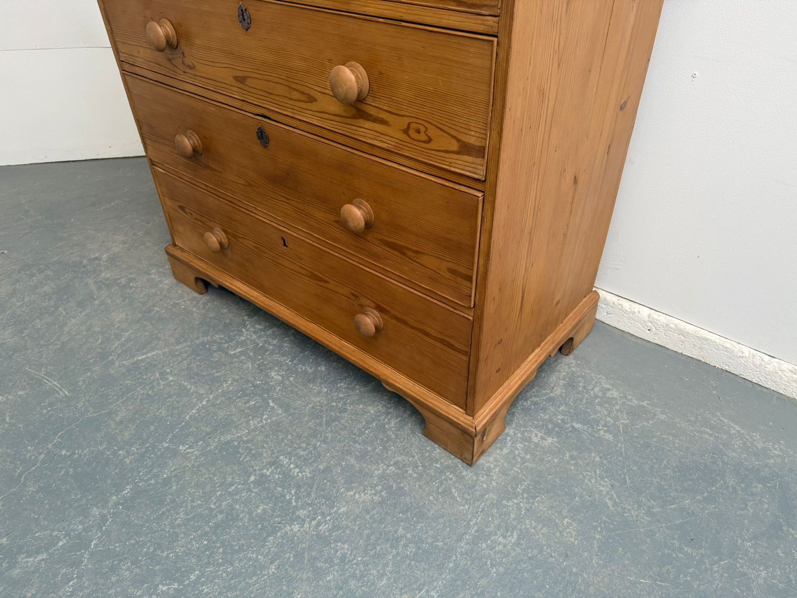 A Quality Pine Waxed 5 Drawer Georgian Bracket Foot Chest Of Drawers photo 895.0