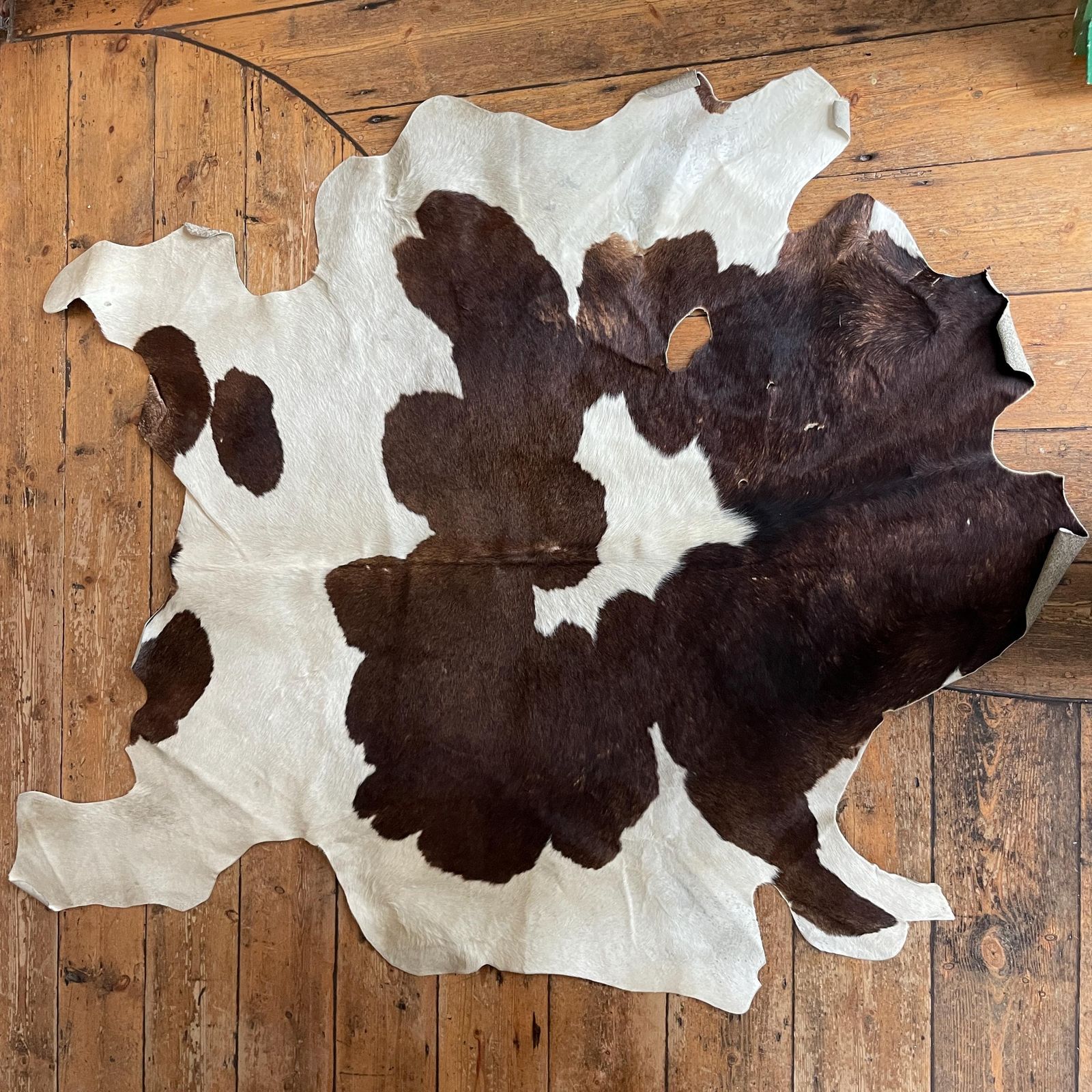 Natural Brown White Cowhide Rug Genuine Leather Unusual Shape Farmhouse Rustic Boho Western Style Floor Mat Large Hide Home Accent photo furniture