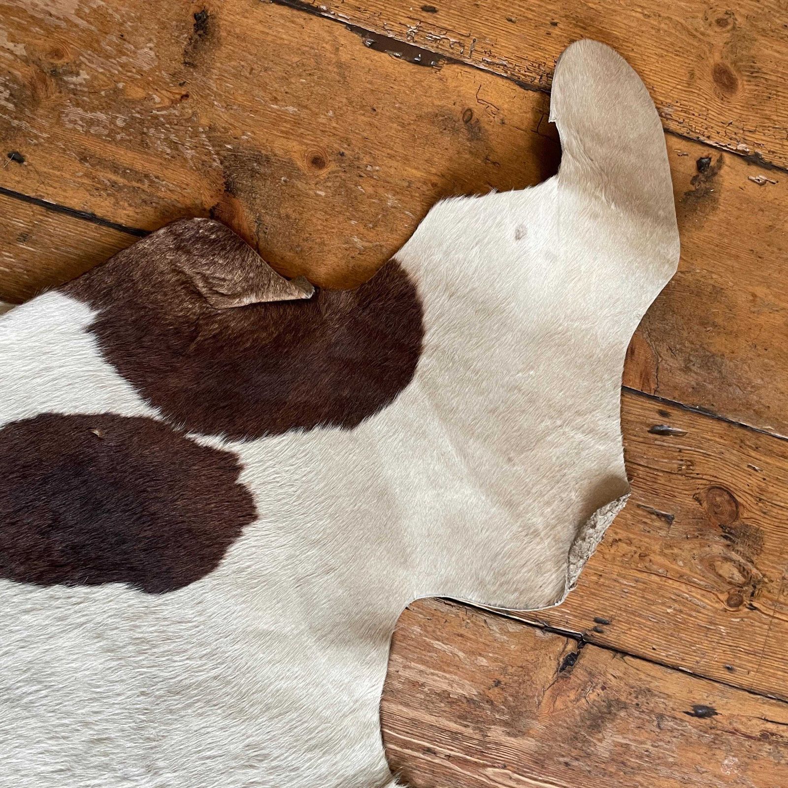 Natural Brown White Cowhide Rug Genuine Leather Unusual Shape Farmhouse Rustic Boho Western Style Floor Mat Large Hide Home Accent photo vinterior