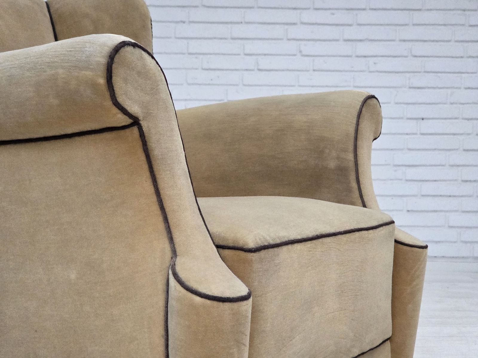 photo vinterior 1950s, Danish Relax Chair, Furniture Velour With Patina, Oak Wood Legs.