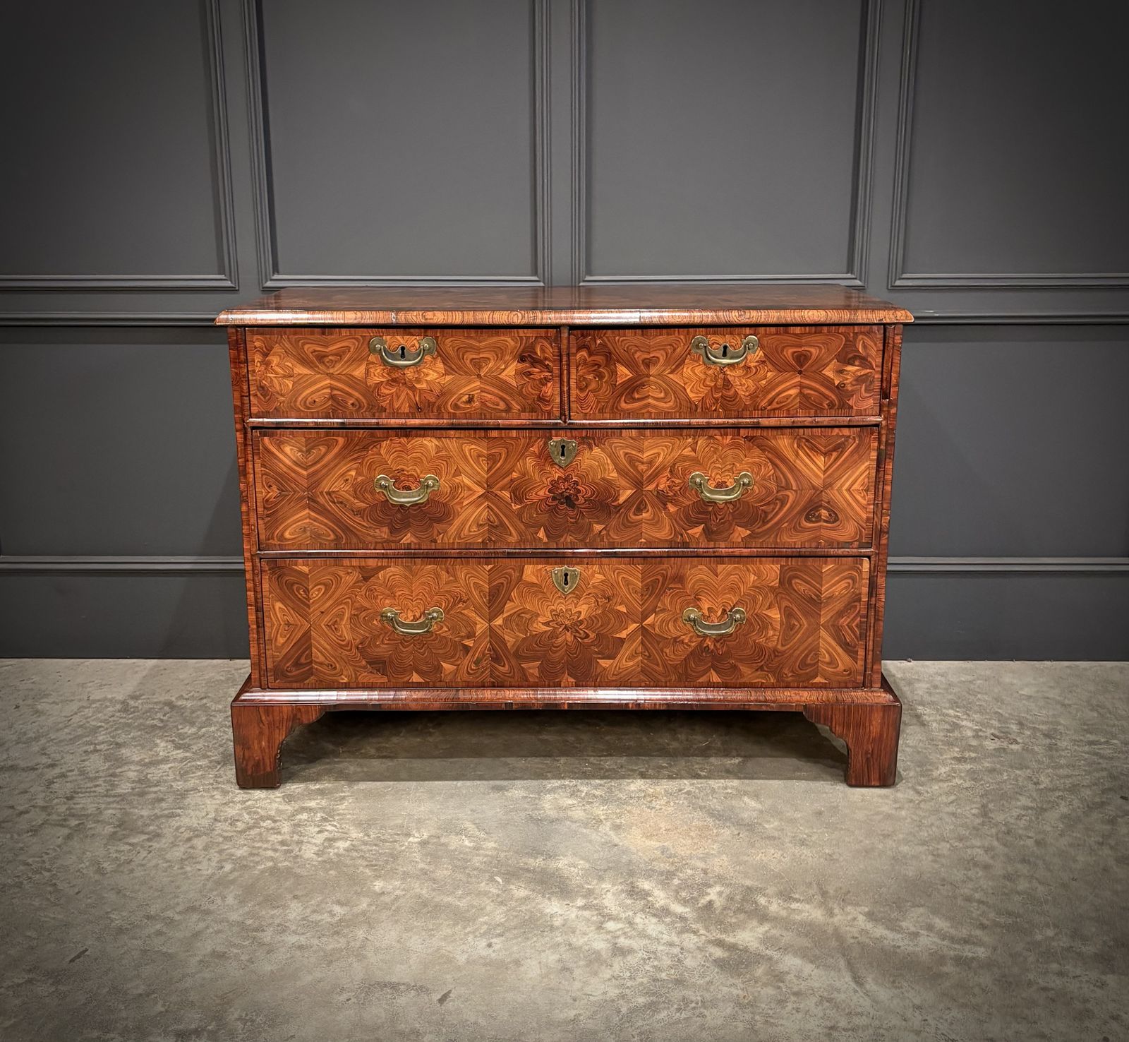 Early 18th Century Kingwood Oyster Chest Of Drawers photo vinterior