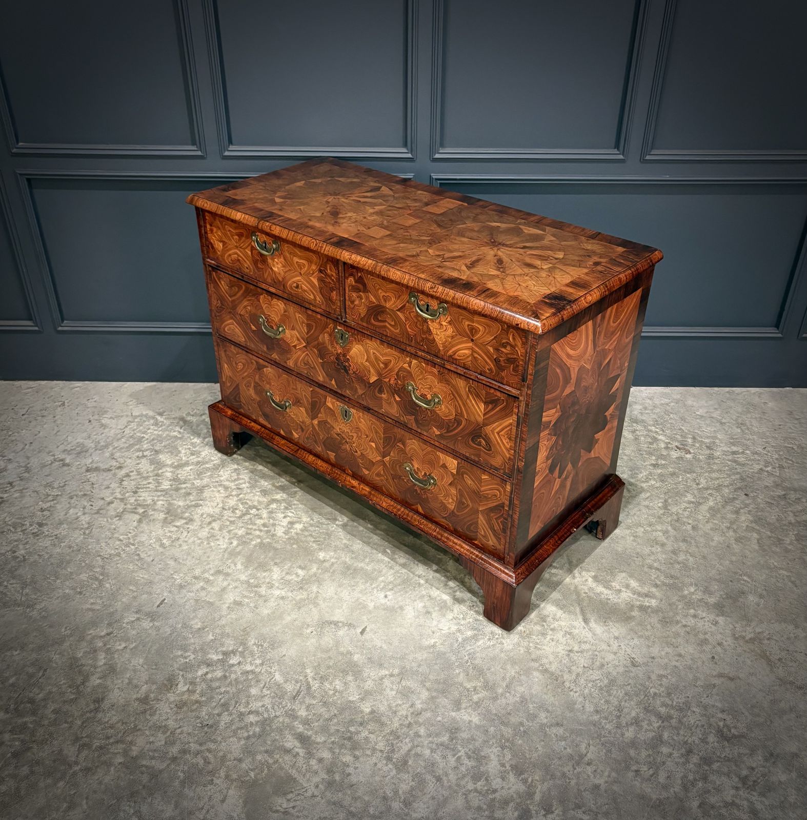 Furniture Early 18th Century Kingwood Oyster Chest Of Drawers photo