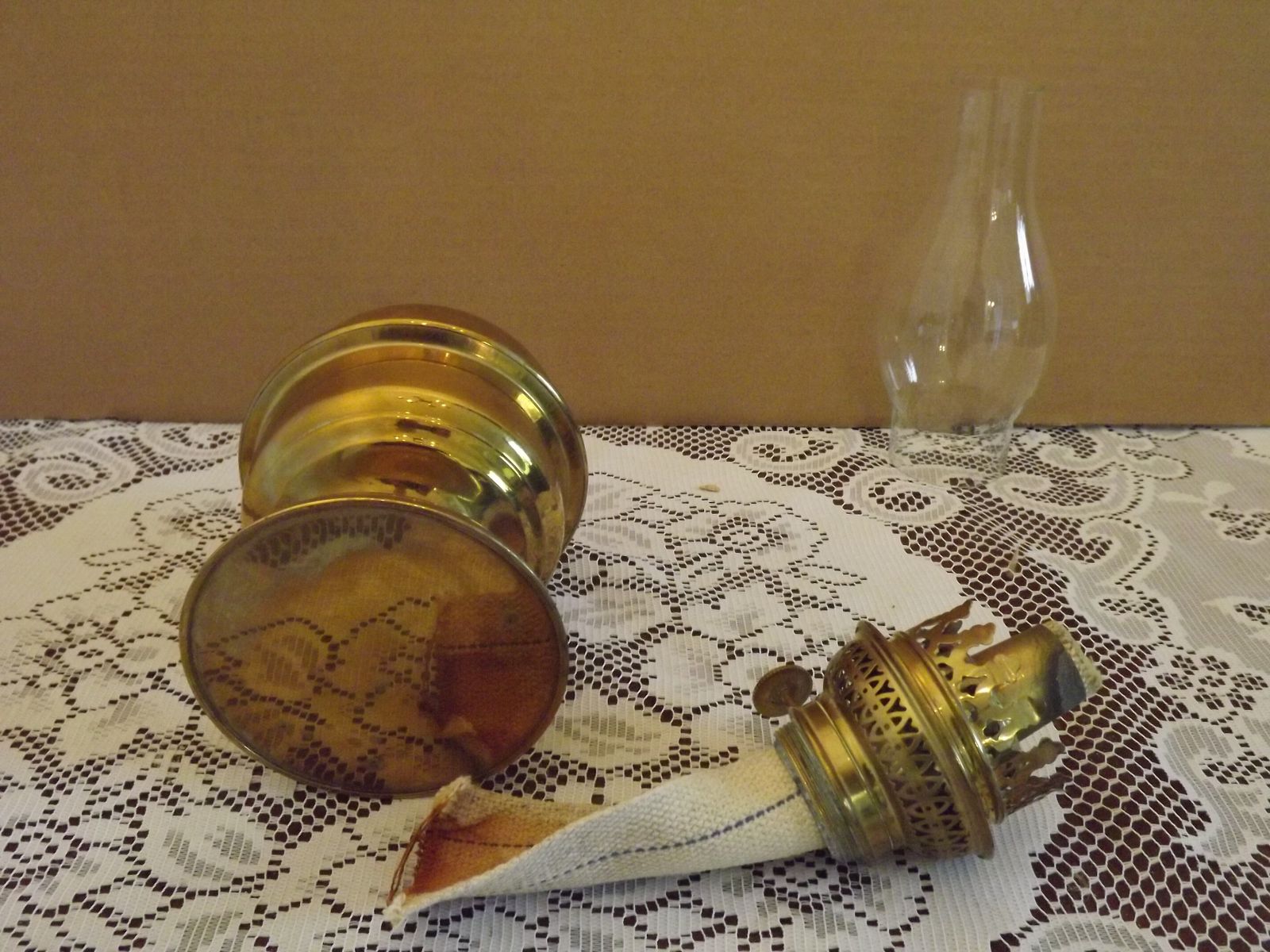 Lampe à pétrole vintage française en laiton - Lanterne moyenne à cheminée en verre transparent photo buy