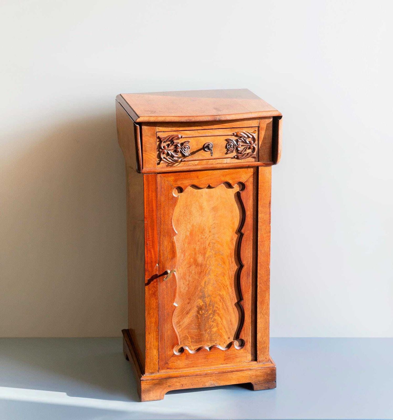 photo furniture Antiek Walnoten Kabinet Met Uitklapbaar Blad, 19e Eeuw, Gesneden Zijkast Met Lade, Klassiek Victoriaans Nachtkastje