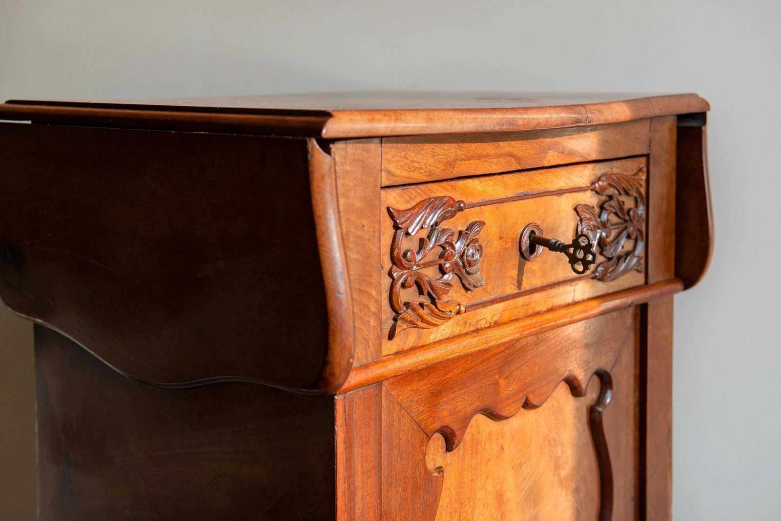 Meubels Antiek Walnoten Kabinet Met Uitklapbaar Blad, 19e Eeuw, Gesneden Zijkast Met Lade, Klassiek Victoriaans Nachtkastje photo