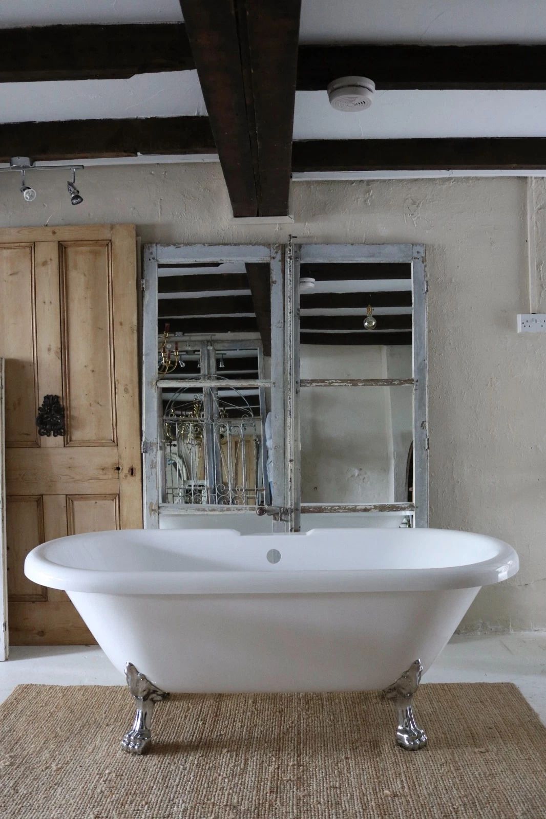 Stylish Acrylic Modern Roll Top Bath With Silver Ball And Claw Feet photo for sale