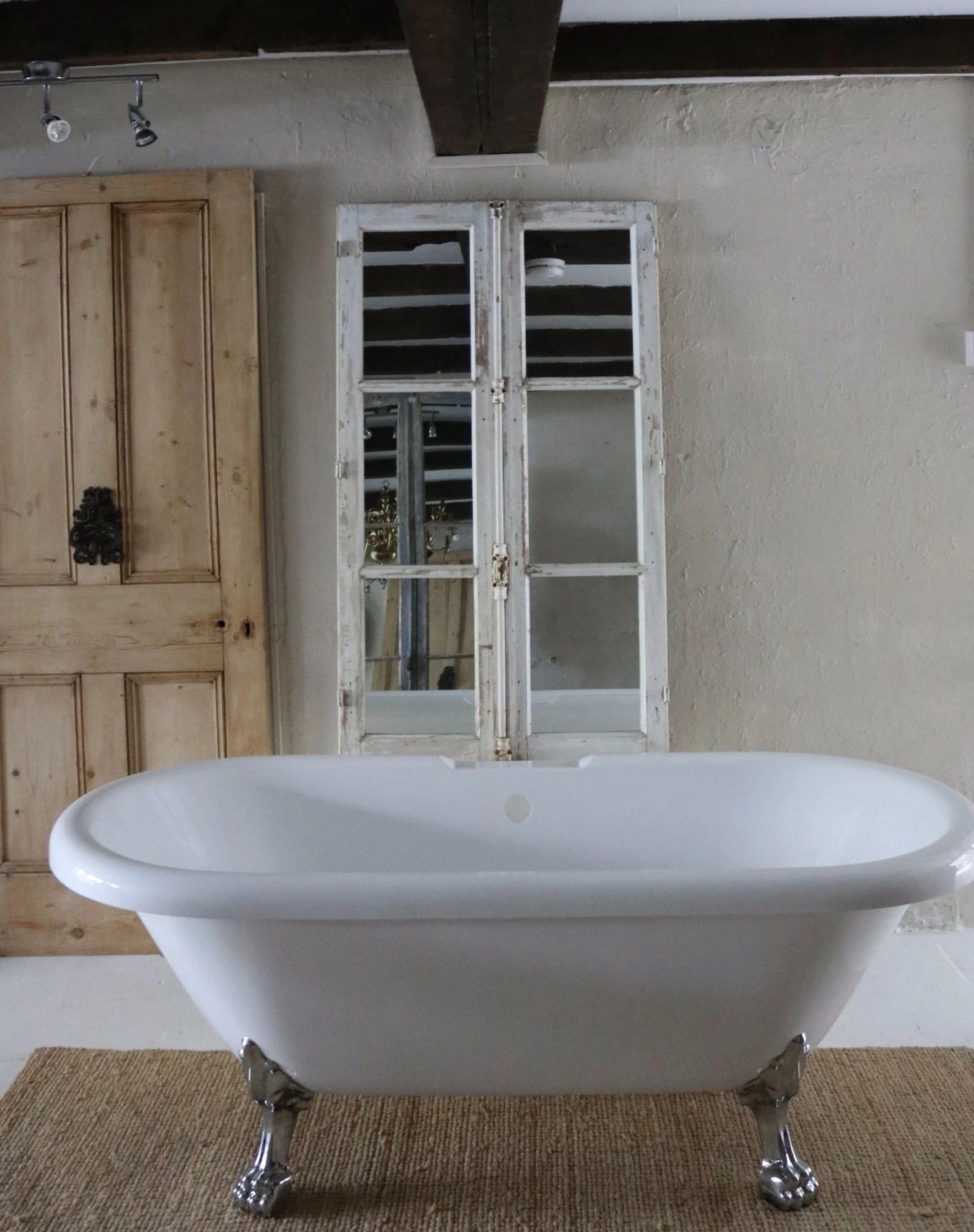 Stylish Acrylic Modern Roll Top Bath With Silver Ball And Claw Feet photo vinterior