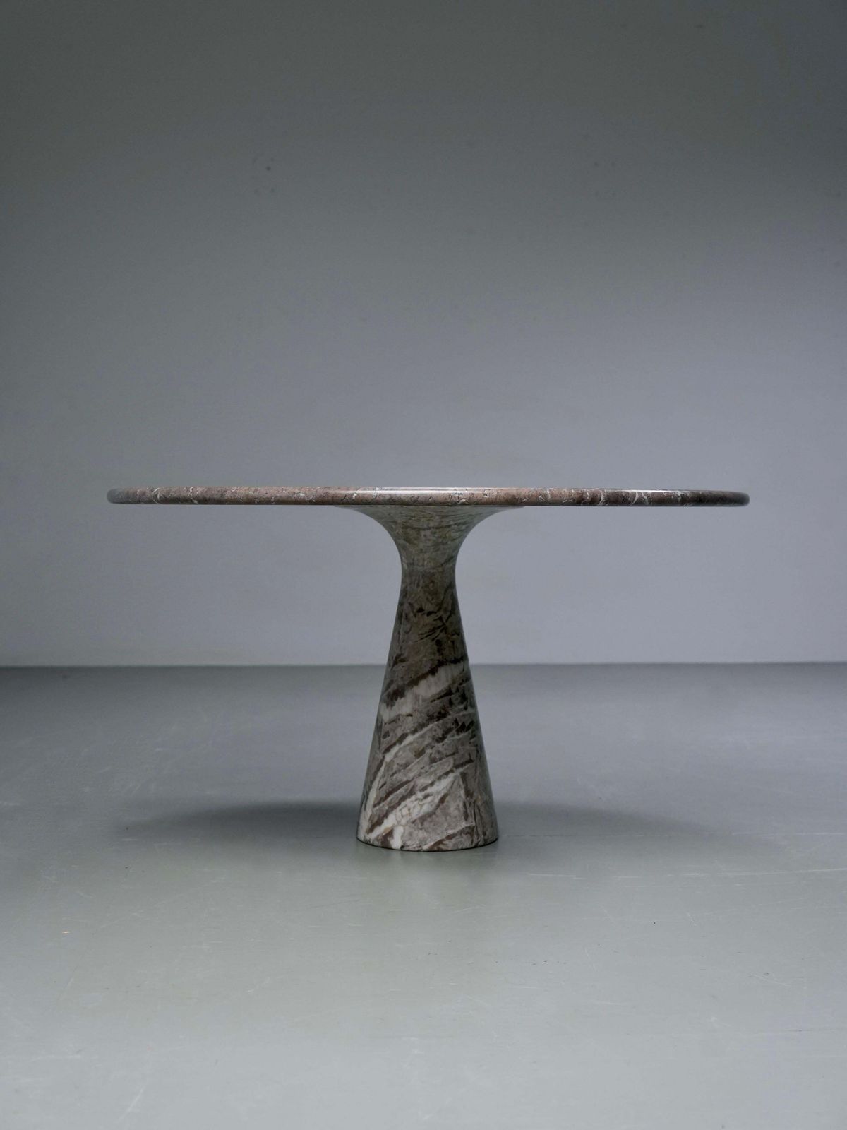 photo furniture Angelo Mangiarotti 'M1' Dining Table For Skipper In Light Grey / Light Brown Marble, 1969