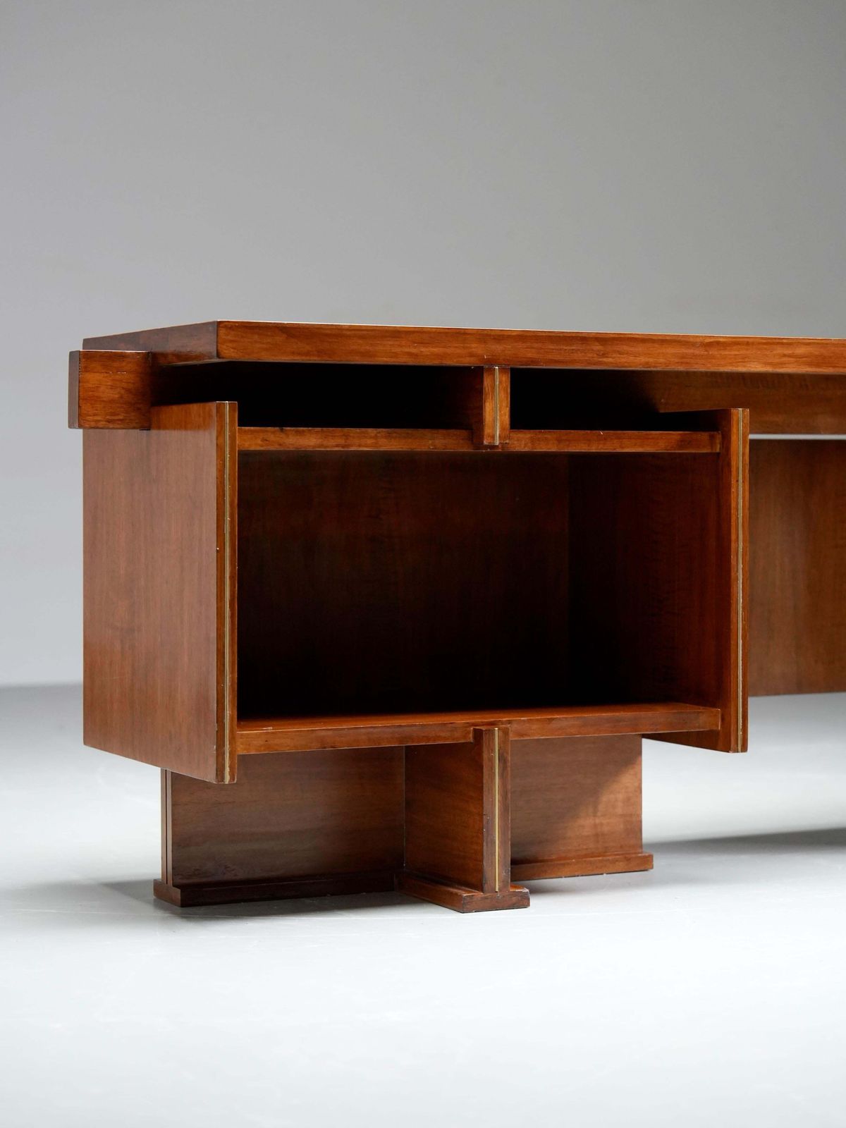 Italiaans Modernistisch Bureau In Walnoot En Messing, Ca. Jaren 1950 photo buy