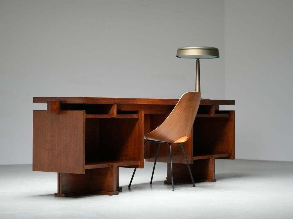 photo vinterior Italiaans Modernistisch Bureau In Walnoot En Messing, Ca. Jaren 1950