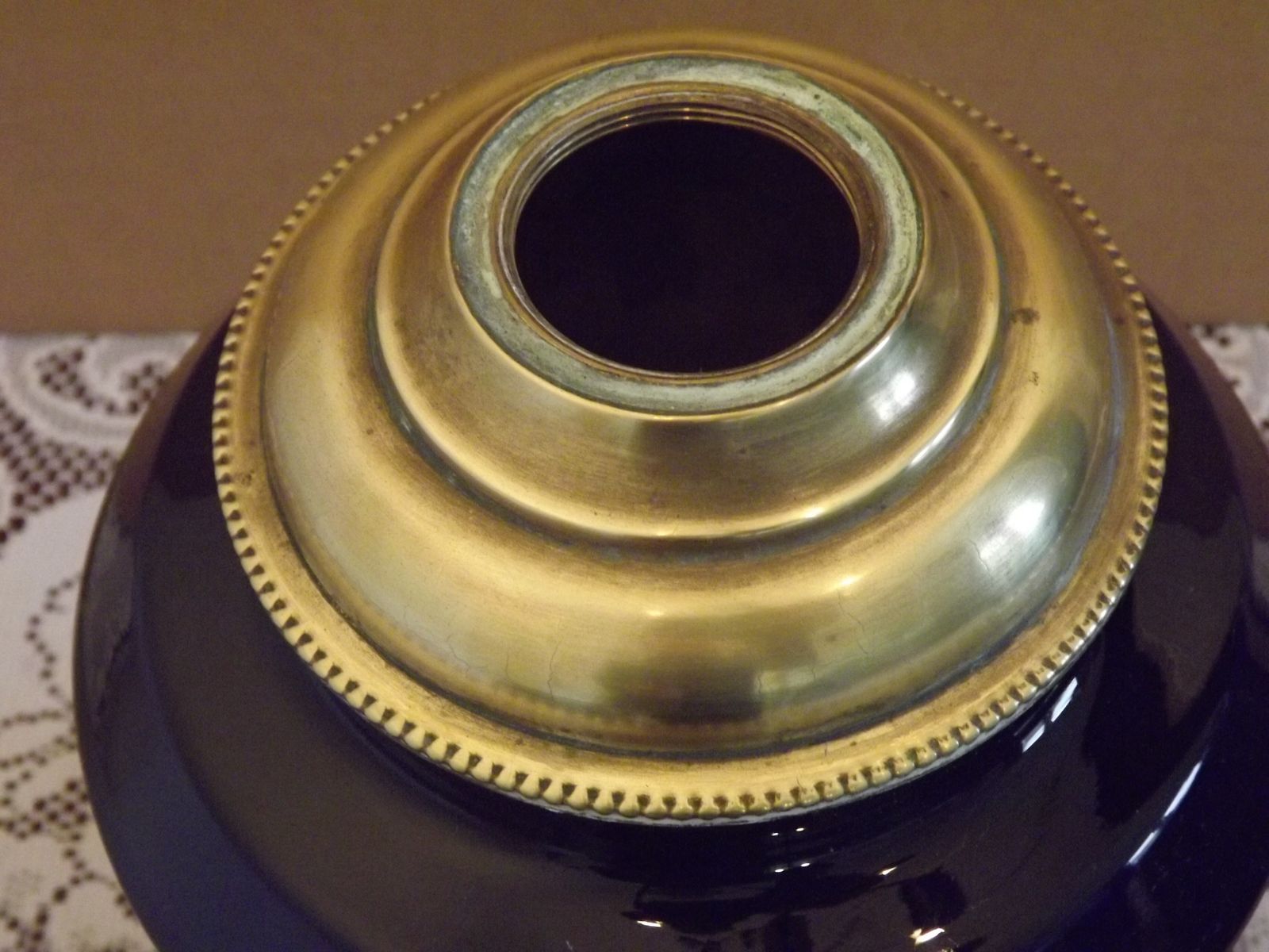 photo for sale Antiek Frans petroleumlampvoet W+W Kosmos brander – kobaltblauw keramiek en messing met bladmotief