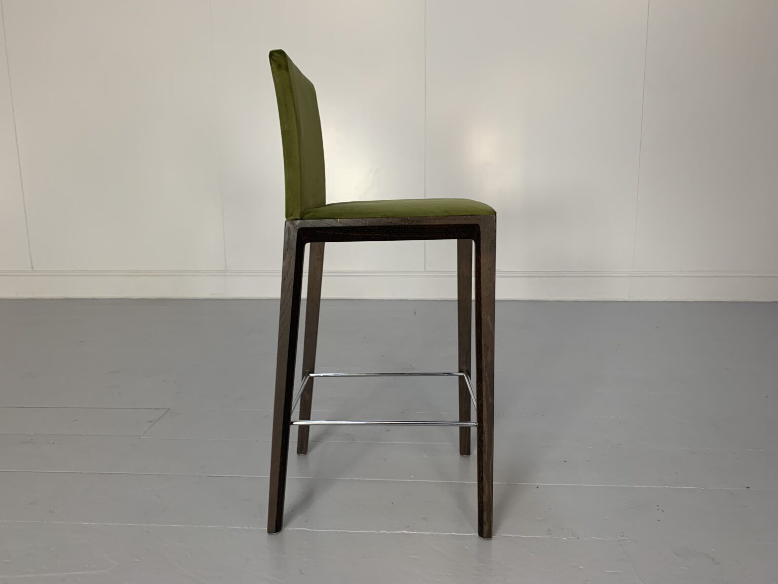 photo furniture Pair Of Walter Knoll “Andoo” Bar Stools – In Green Velvet & Walnut