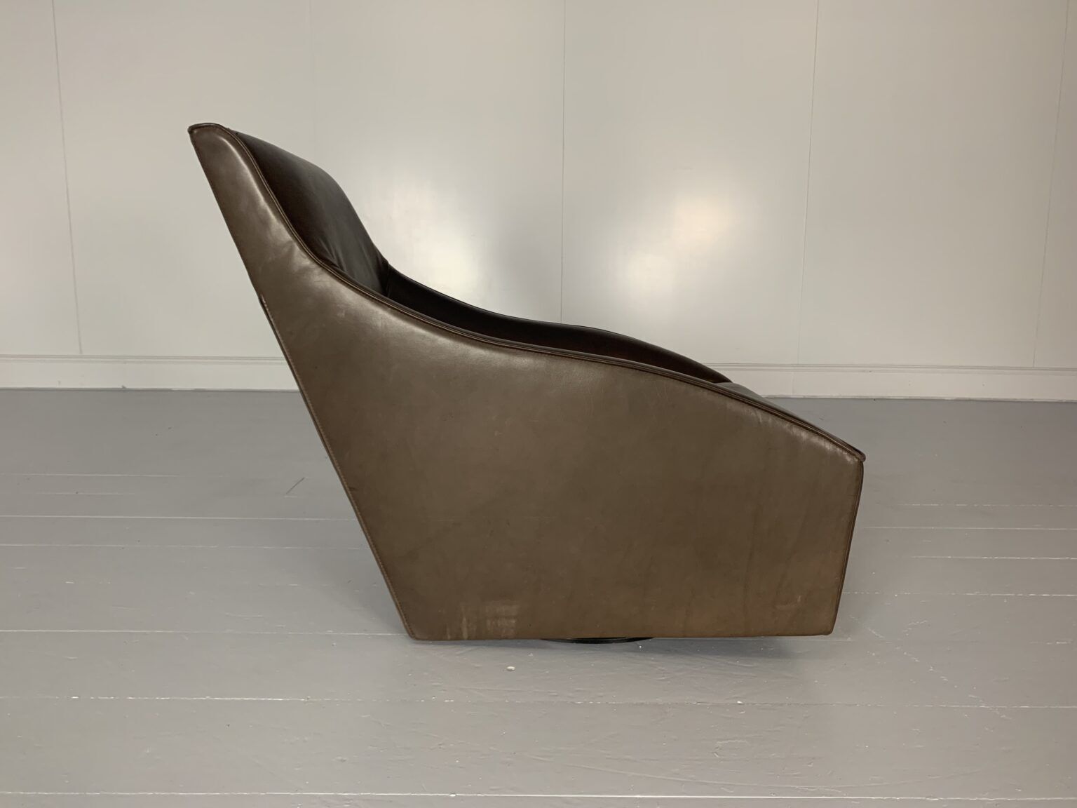 Molteni & C “Doda” Armchair – In Pale Walnut Brown Leather photo furniture
