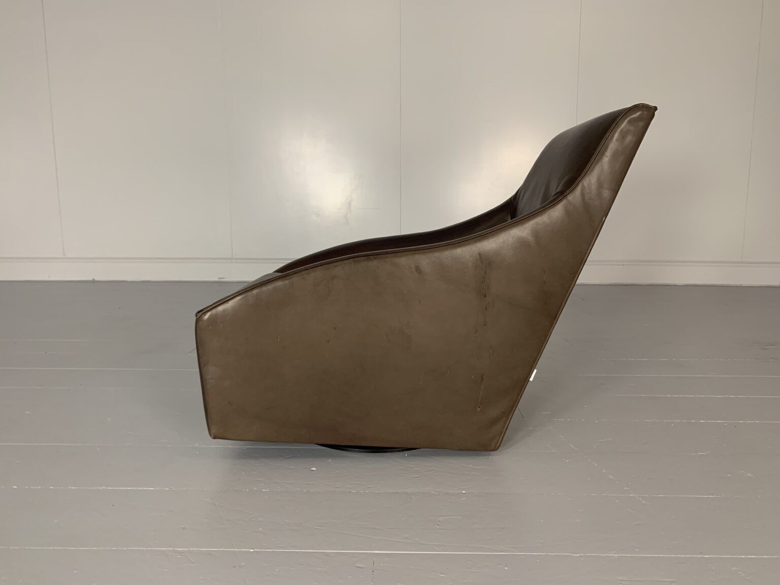 Molteni & C “Doda” Armchair – In Pale Walnut Brown Leather photo 2400.0