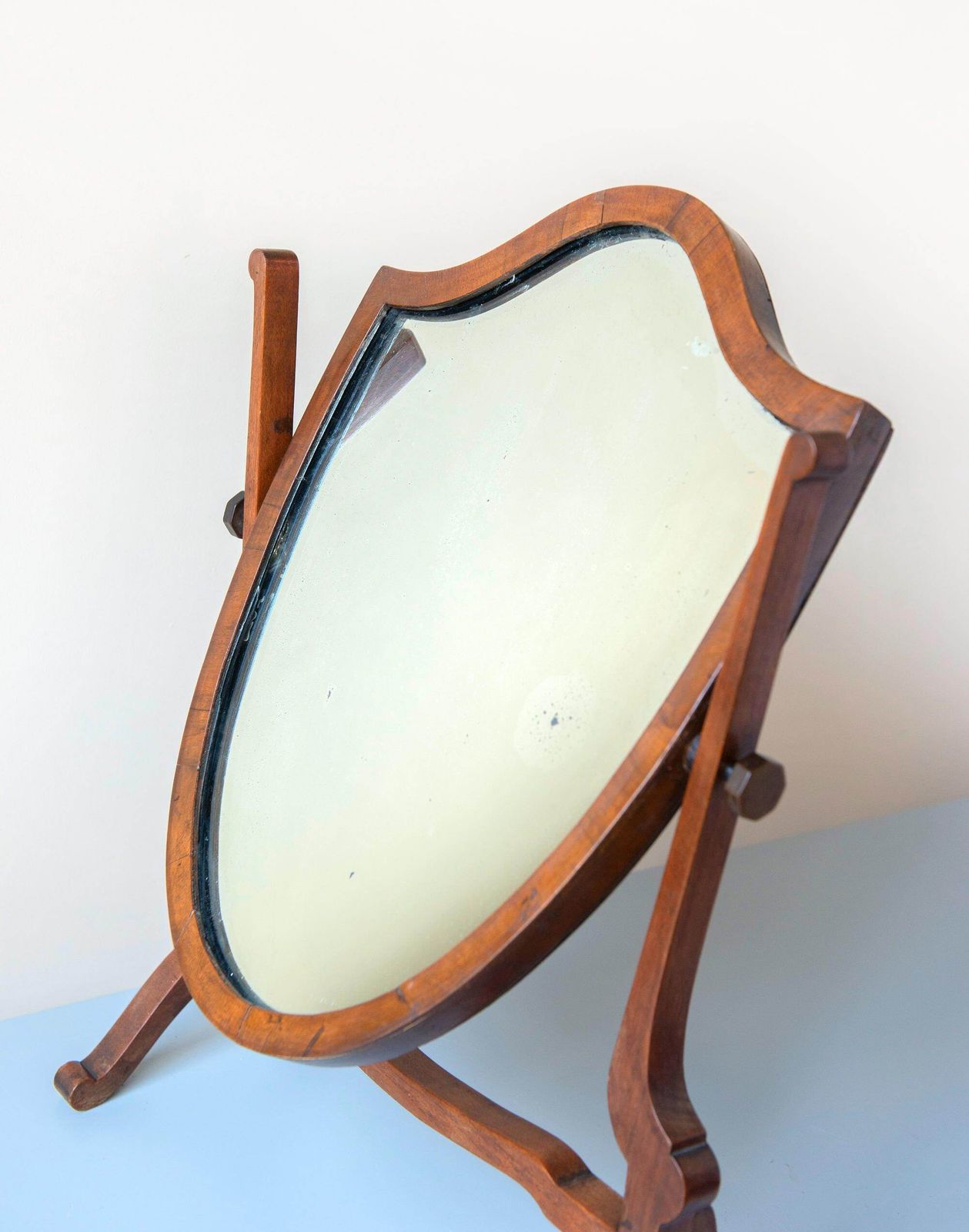 Miroir de table d'époque en forme d'écu, cadre en acajou, miroir de toilette réglable, style édouardien, Angleterre photo buy