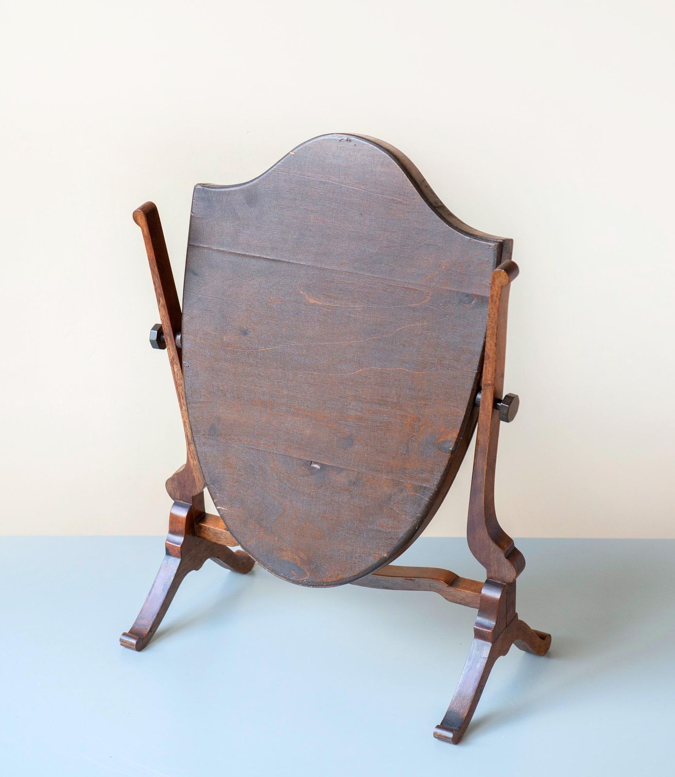 photo for sale Miroir de table d'époque en forme d'écu, cadre en acajou, miroir de toilette réglable, style édouardien, Angleterre