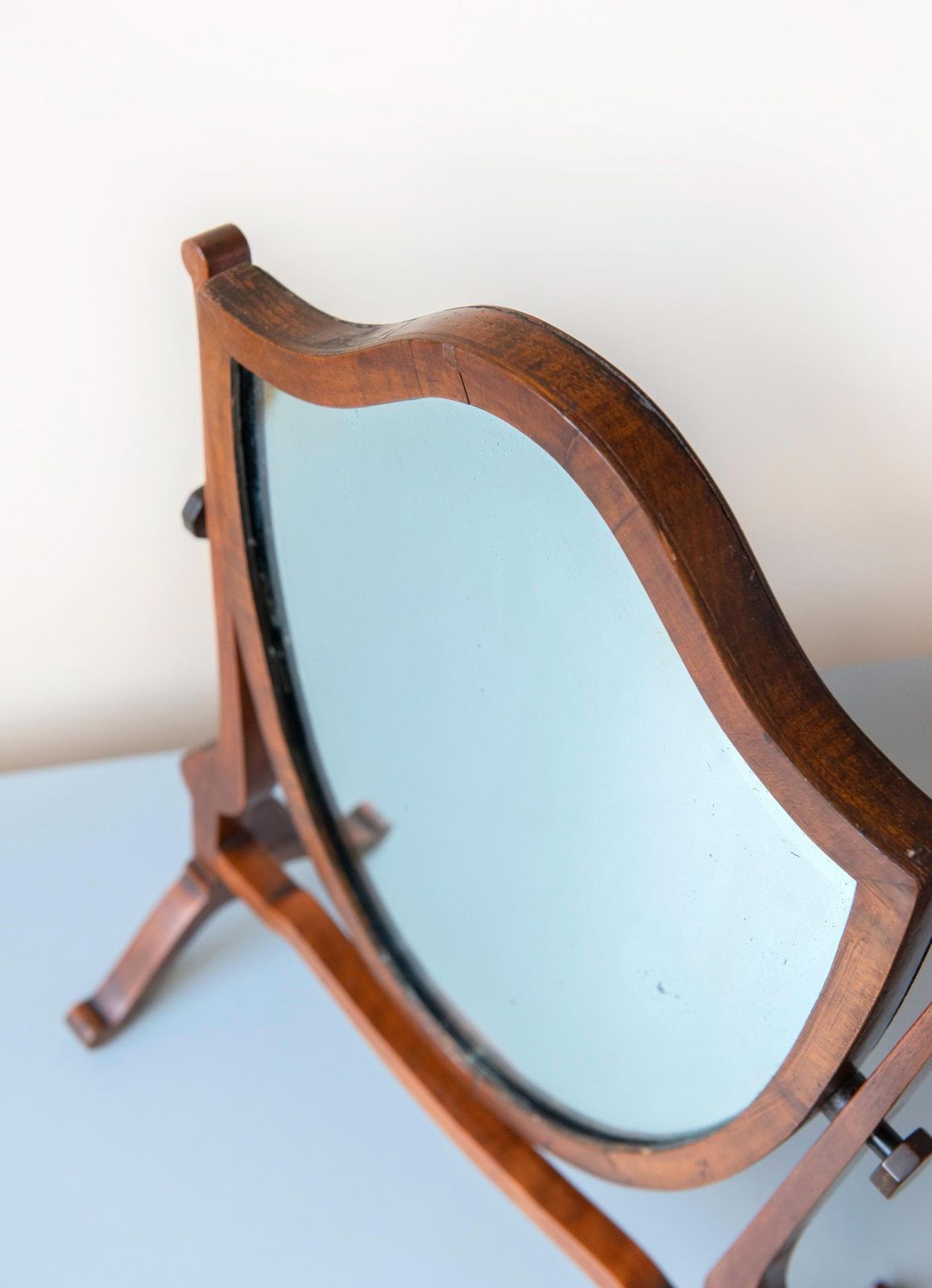 photo vinterior Antique Shield Mirror, English Table Mirror, Mahogany Wooden Frame, Edwardian Standing Mirror, Adjustable Dressing Mirror