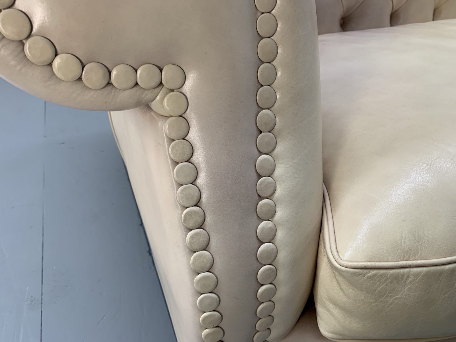 photo vinterior Baxter Of Italy “Diana Chester” 4 Seat Sofa – In Cream “Tuscany” Leather