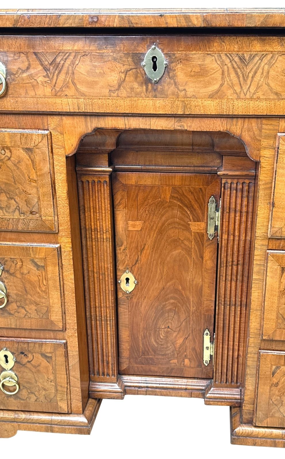 photo furniture Exceptional Georgian 18th Century Walnut Kneehole Desk (England, Circa 1720)