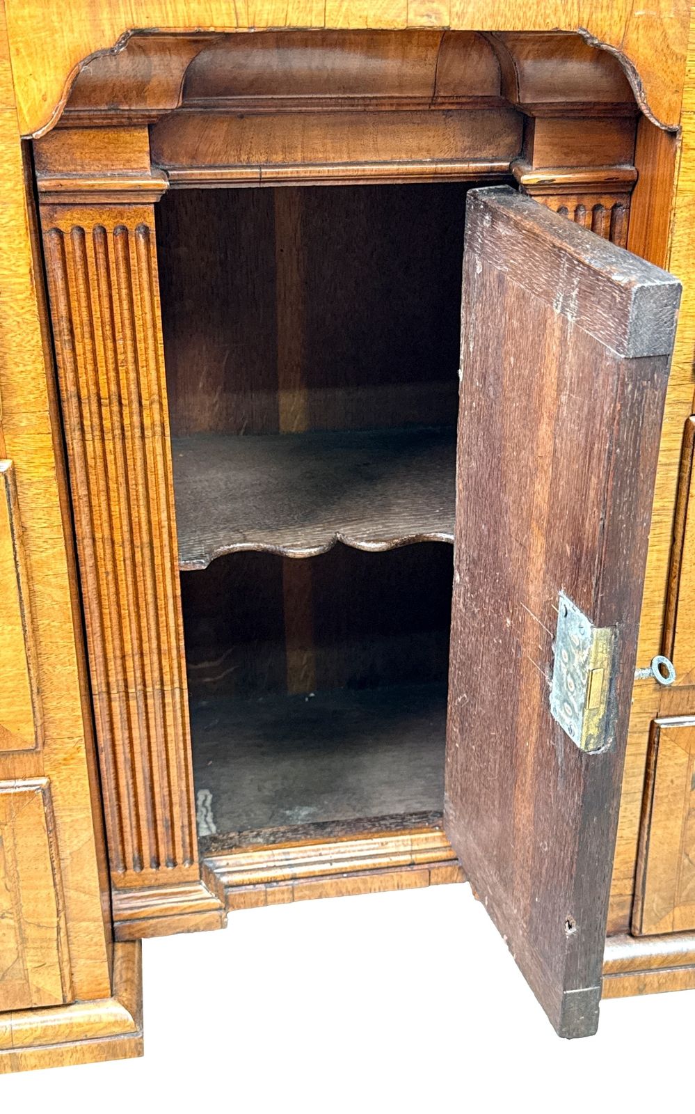 photo buy Exceptional Georgian 18th Century Walnut Kneehole Desk (England, Circa 1720)