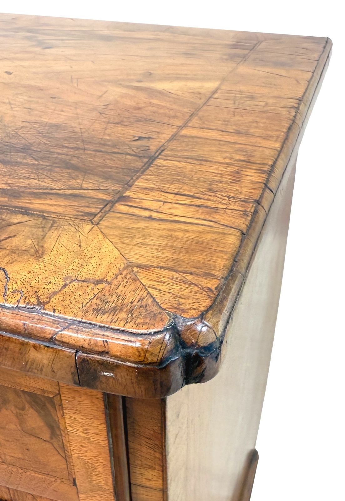 photo vintage Exceptional Georgian 18th Century Walnut Kneehole Desk (England, Circa 1720)