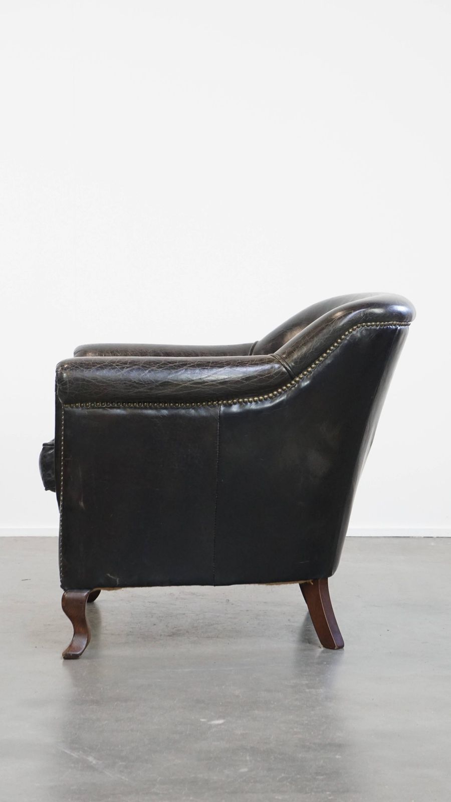 Stevige Zwarte Fauteuil Van Gegraneerd Koeienhuid Met Sierlijk Ontwerp photo 944.0