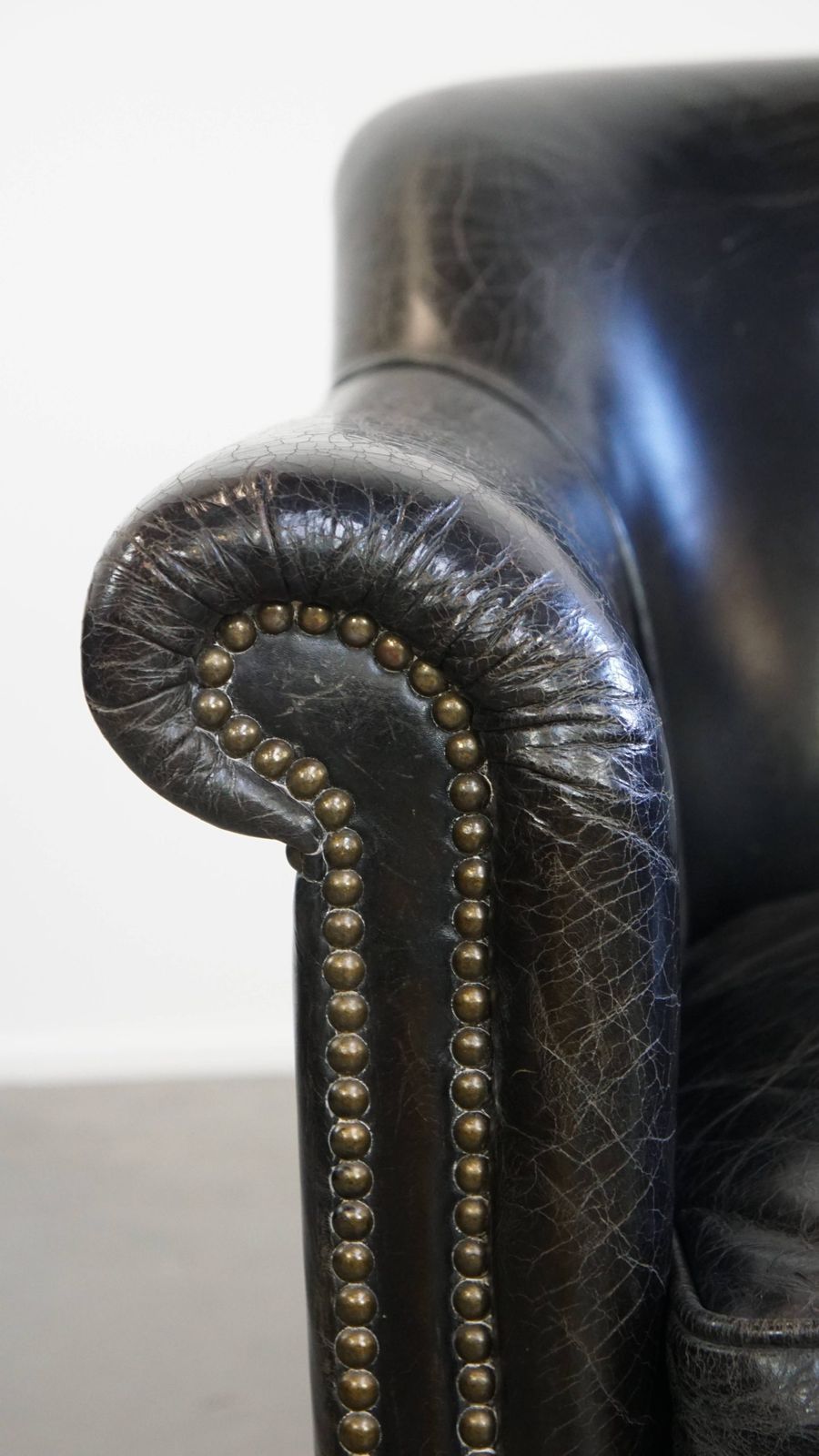 photo for sale Stevige Zwarte Fauteuil Van Gegraneerd Koeienhuid Met Sierlijk Ontwerp