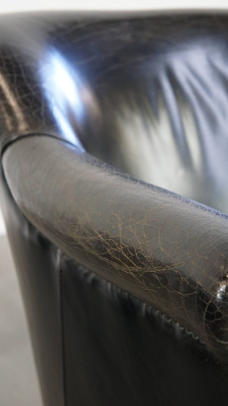 944.0 Stevige Zwarte Fauteuil Van Gegraneerd Koeienhuid Met Sierlijk Ontwerp photo