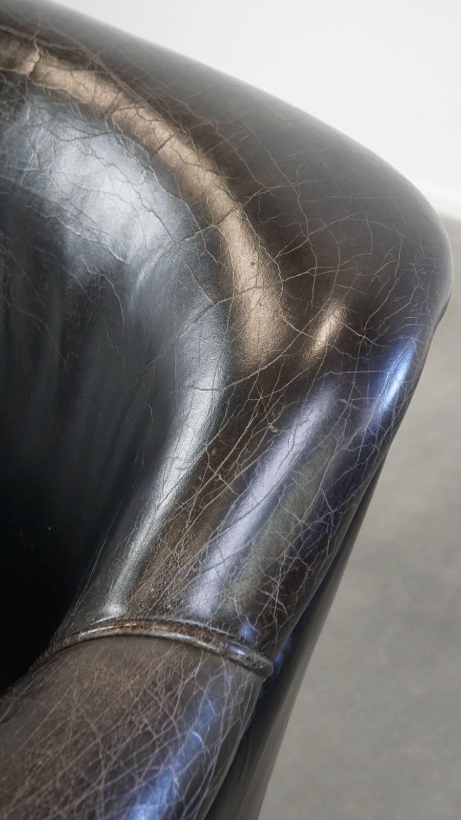 photo vinterior Stevige Zwarte Fauteuil Van Gegraneerd Koeienhuid Met Sierlijk Ontwerp