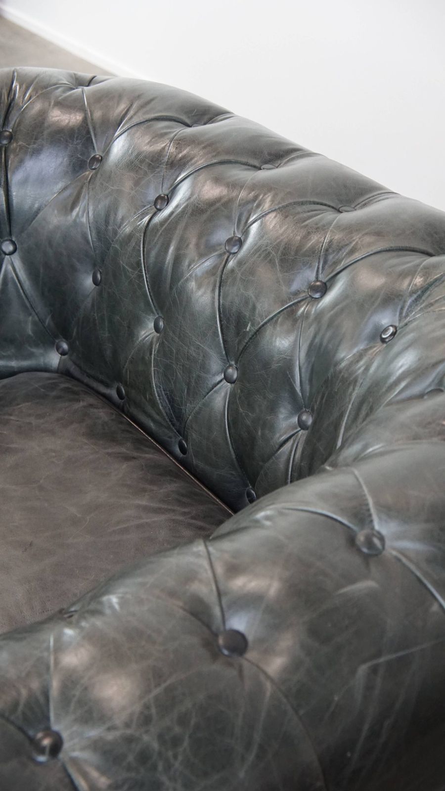 Meubels Tijdloze En Klassieke Set Ruime Zwarte Chesterfield Fauteuils Van Gekarakteriseerd Geaderd Koehide photo