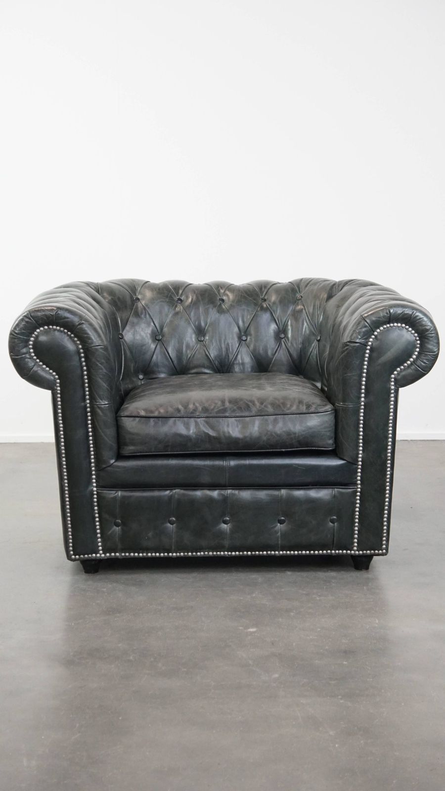 Ruime Zwarte Chesterfield Fauteuil Van Gekarakteriseerd Geaderd Koeienhuid photo furniture