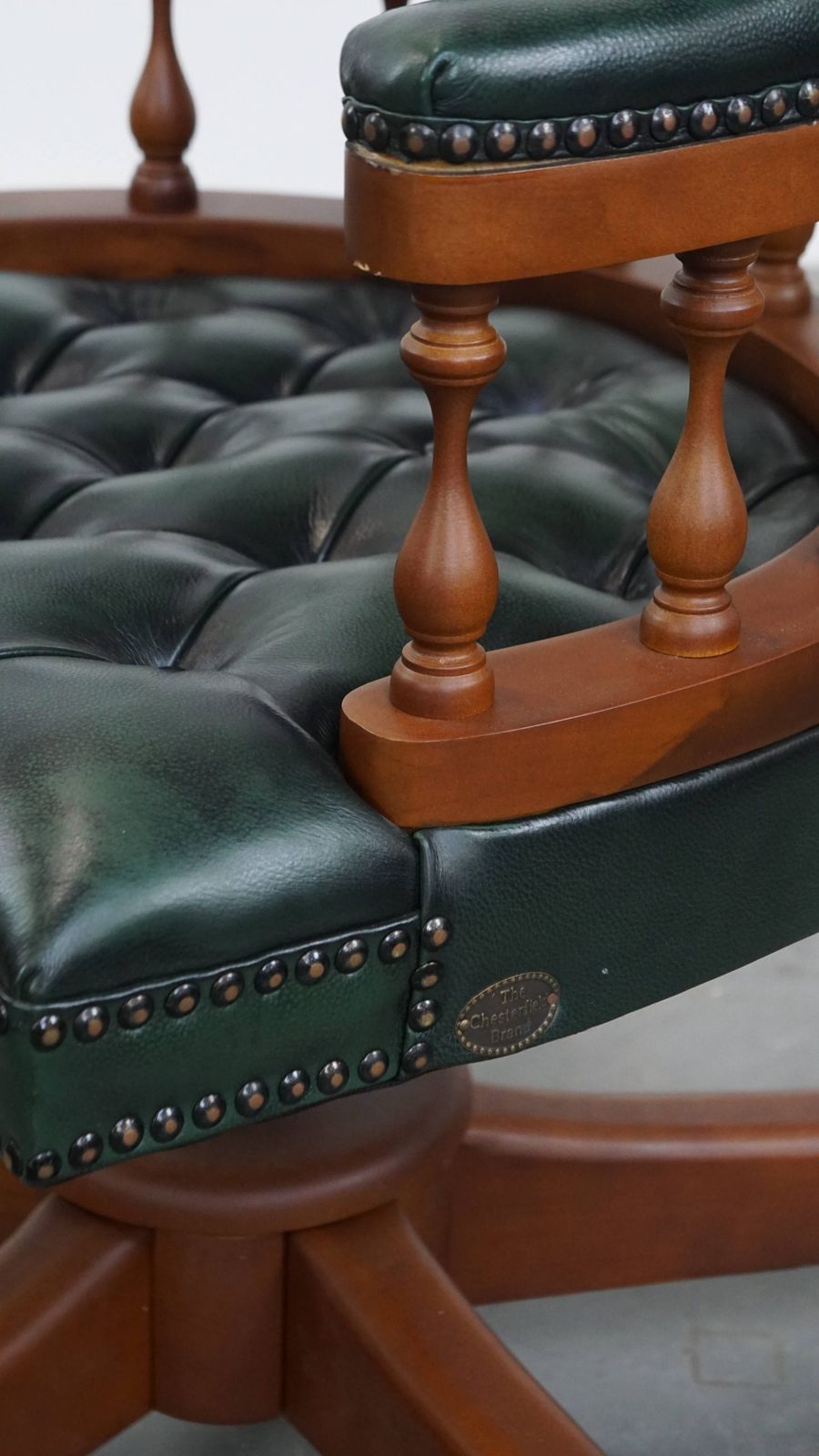 Furniture Stylish Functional Dark Green Chesterfield Office Chair In Cowhide Leather And Wood On Wheels photo