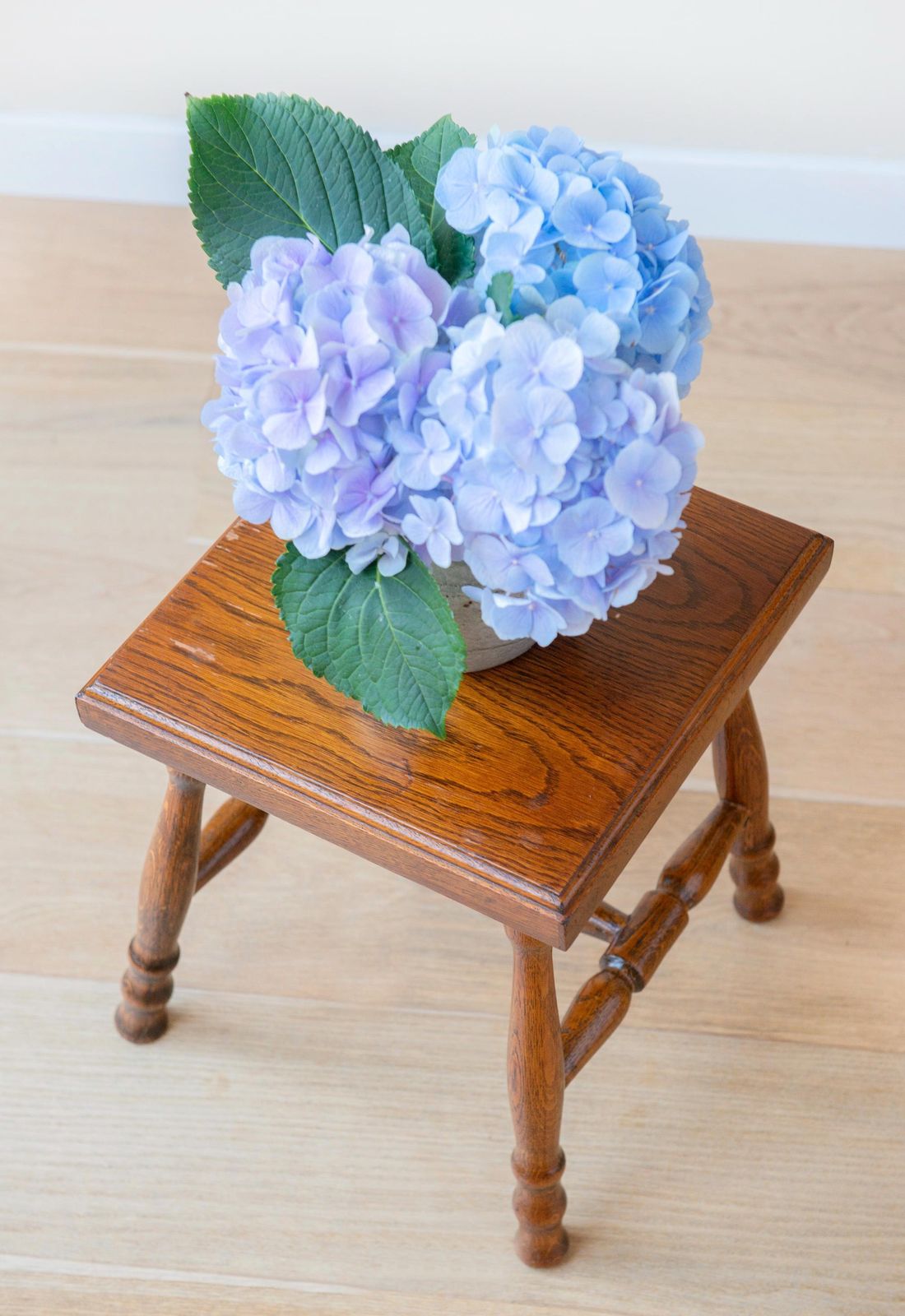 Tabouret d'époque en chêne, sellette carrée, table d'appoint en bois à pieds sculptés à la main, petit tabouret de ferme, décoration campagne photo for sale