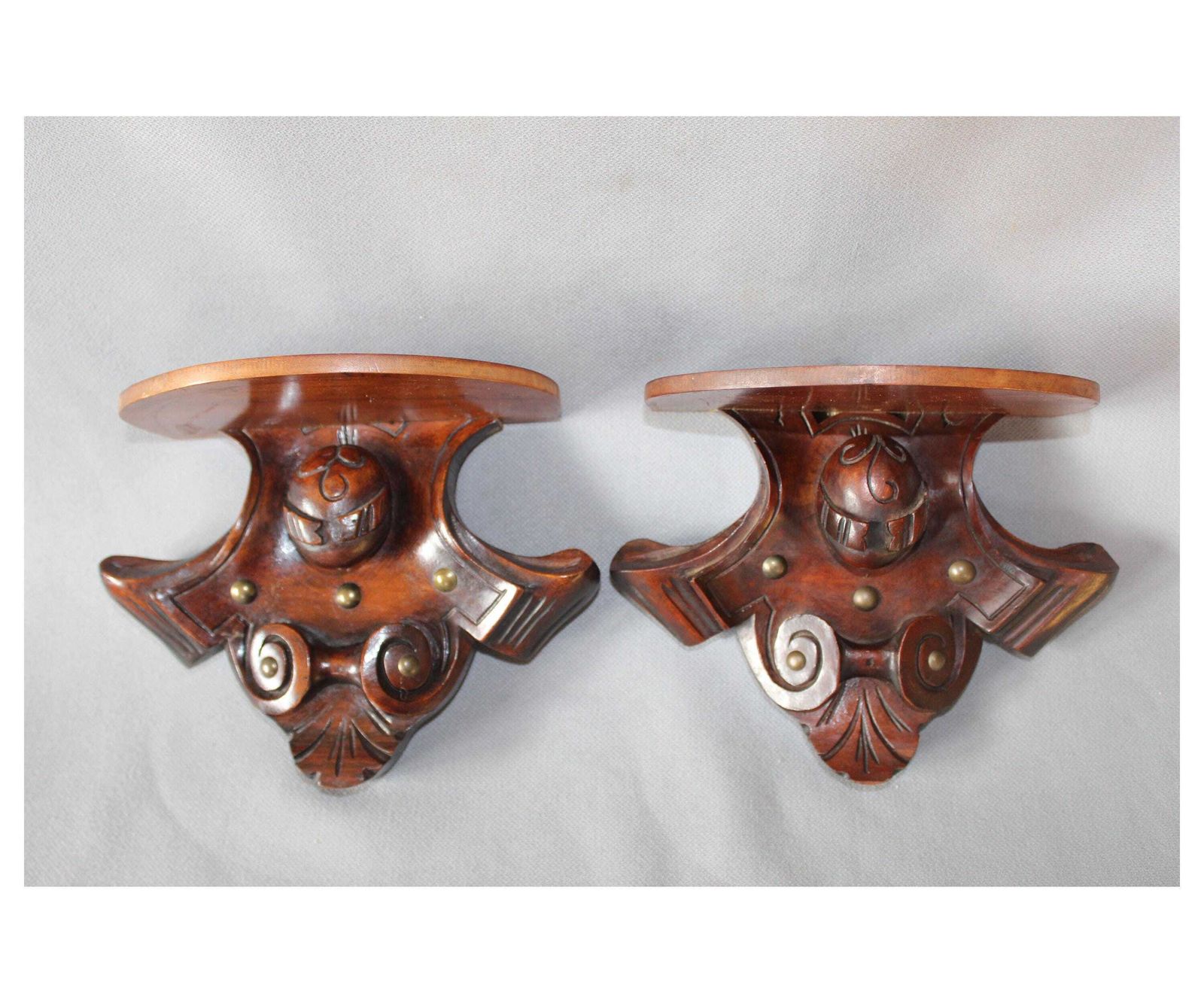 Set Van Twee Antieke Franse Sierschelpen Omgebouwd Tot Wandplanken, Bewerkt Hout Met Messingdecoratie, Ornamenteel