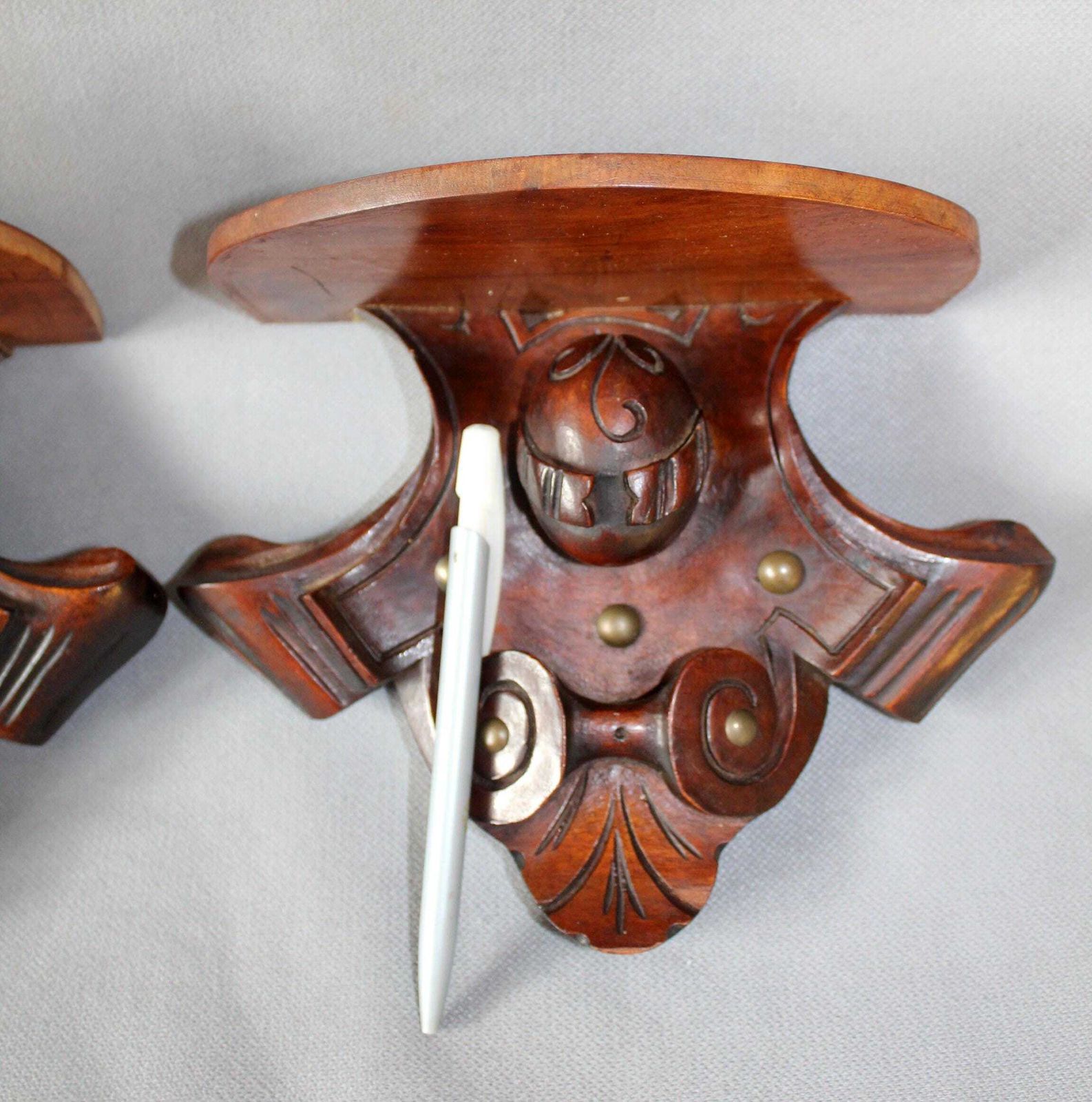 Meubels Set Van Twee Antieke Franse Sierschelpen Omgebouwd Tot Wandplanken, Bewerkt Hout Met Messingdecoratie, Ornamenteel photo