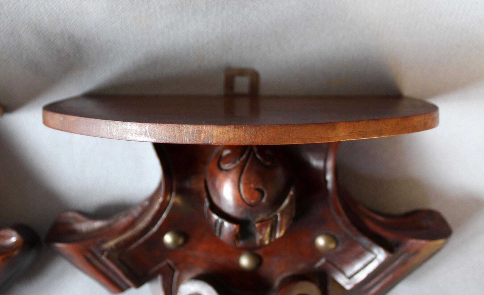 photo buy Set Van Twee Antieke Franse Sierschelpen Omgebouwd Tot Wandplanken, Bewerkt Hout Met Messingdecoratie, Ornamenteel