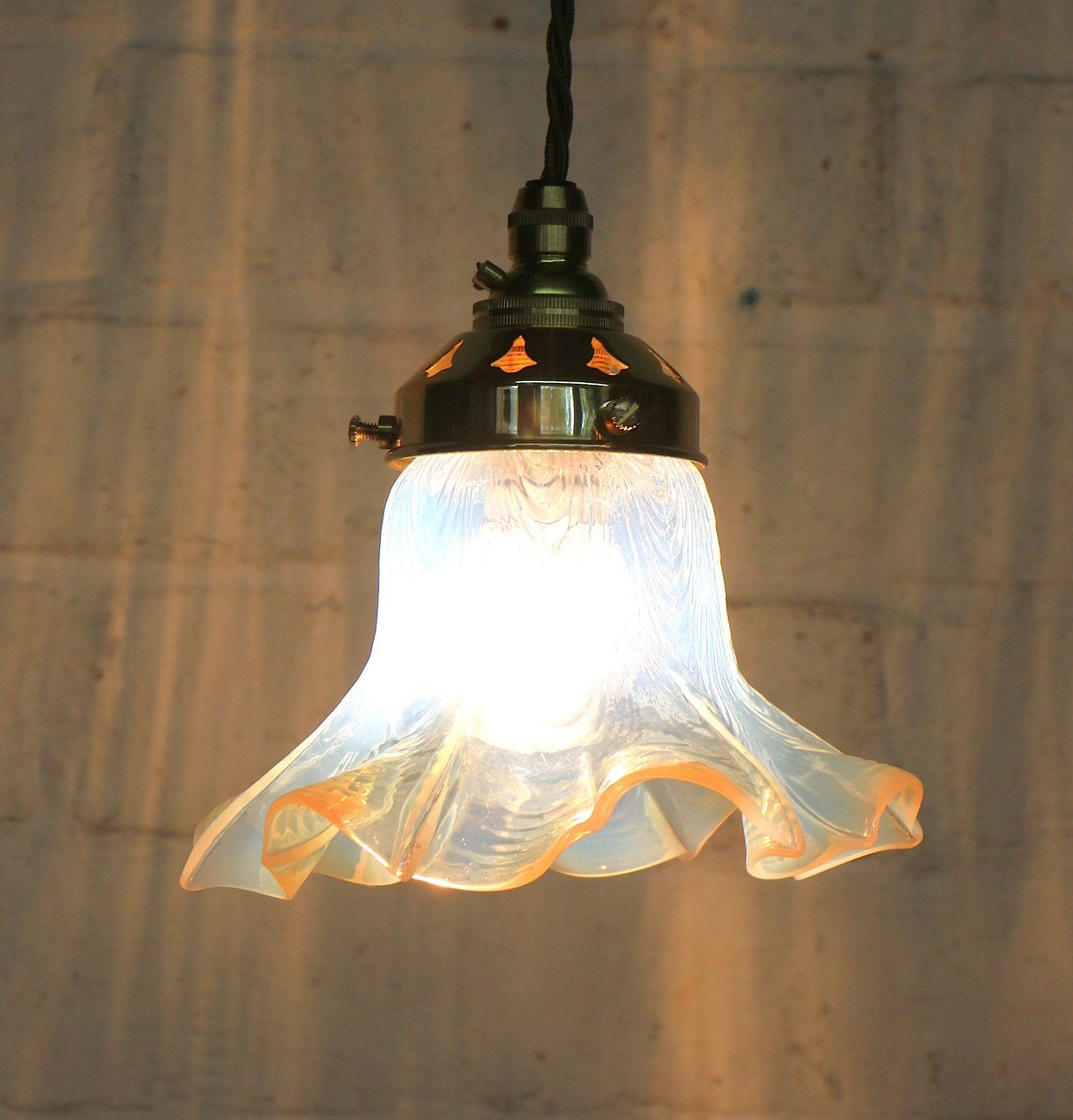 Ceiling Light An Antique Small Glass Opalescent Frilled Lampshade New Fittings photo 130.0