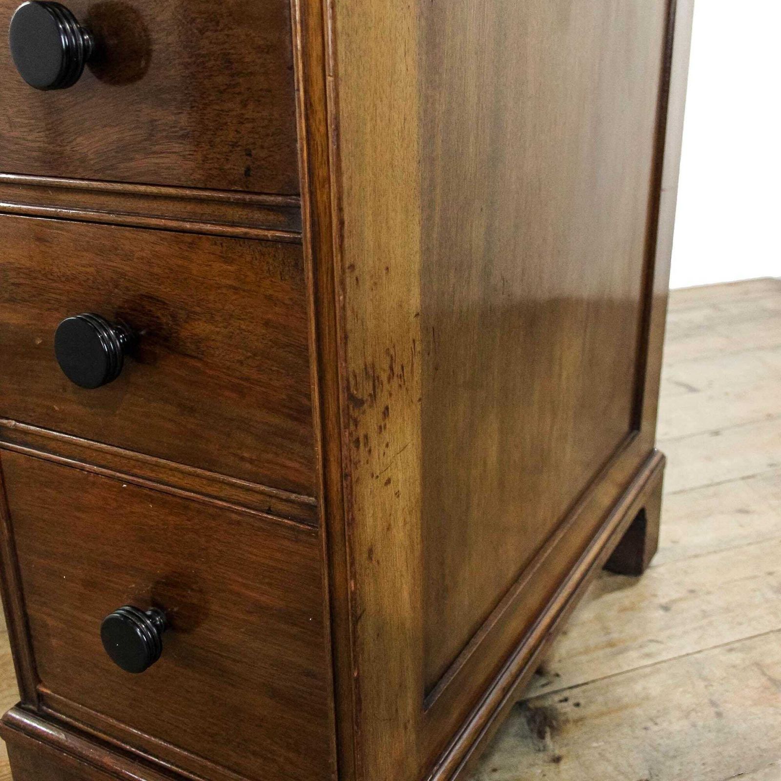 photo furniture Antique Mahogany Kneehole Desk