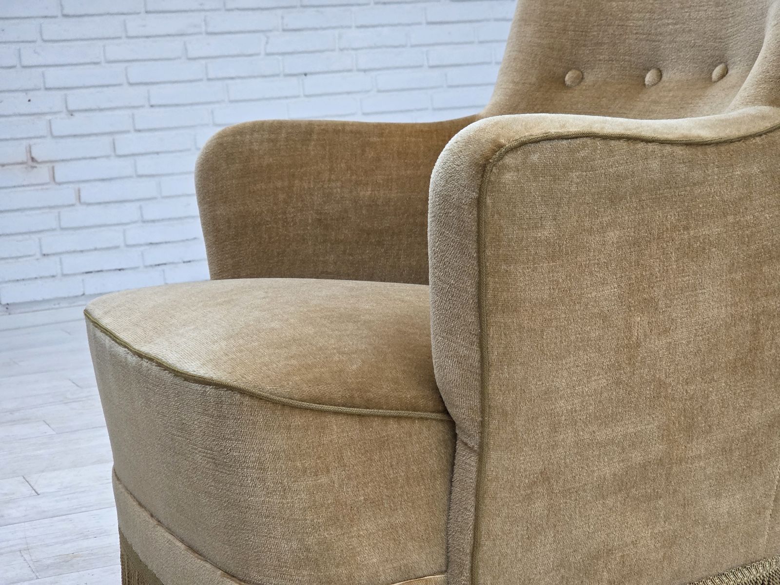 photo vinterior Ca. Jaren 1970, Deense Fauteuil, Lichtgroen Meubelvelours.