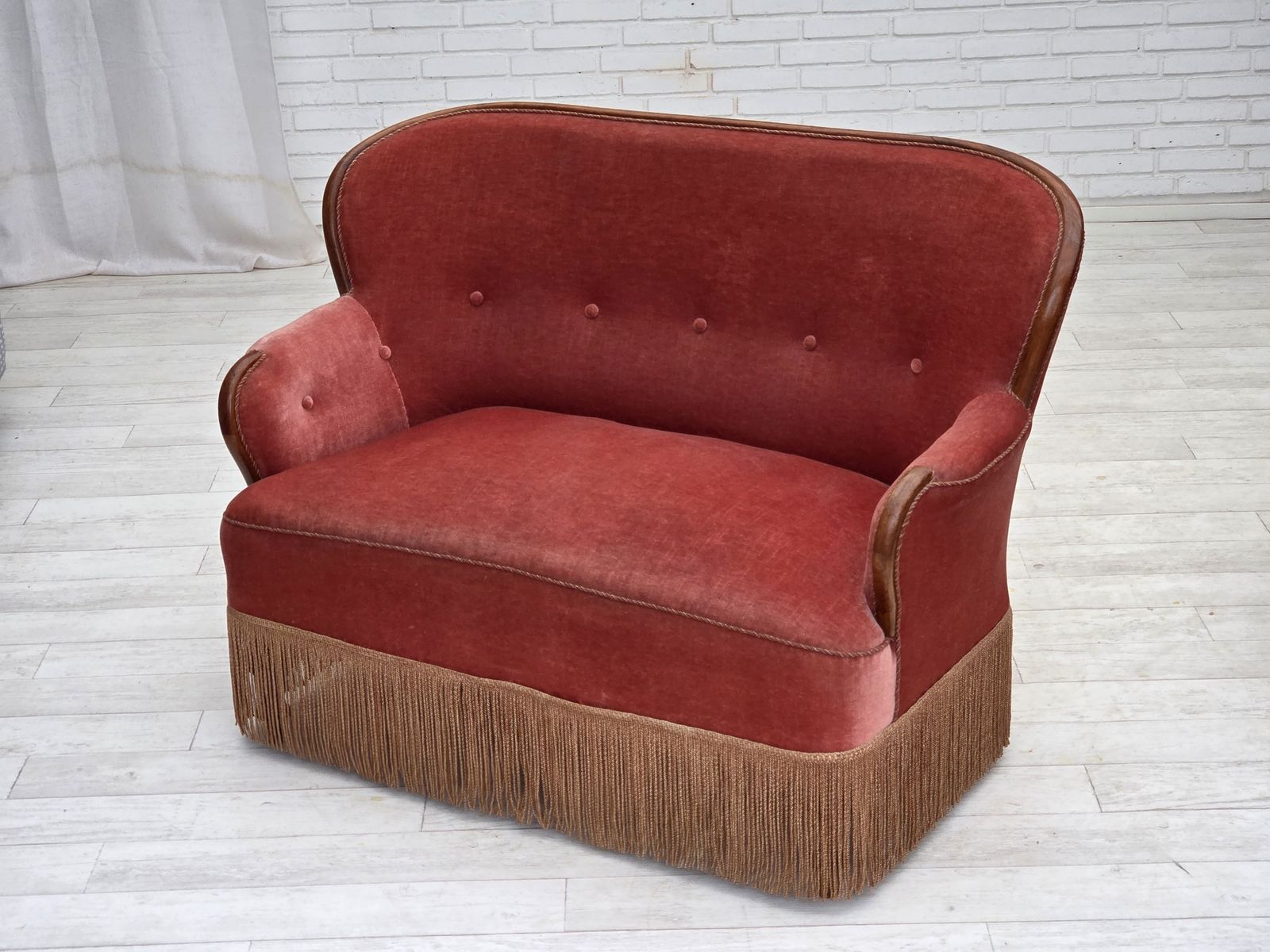 photo vinterior 1930s, Danish 2 Seater Sofa, Salmon Pink Furniture Velour, Ash Wood.