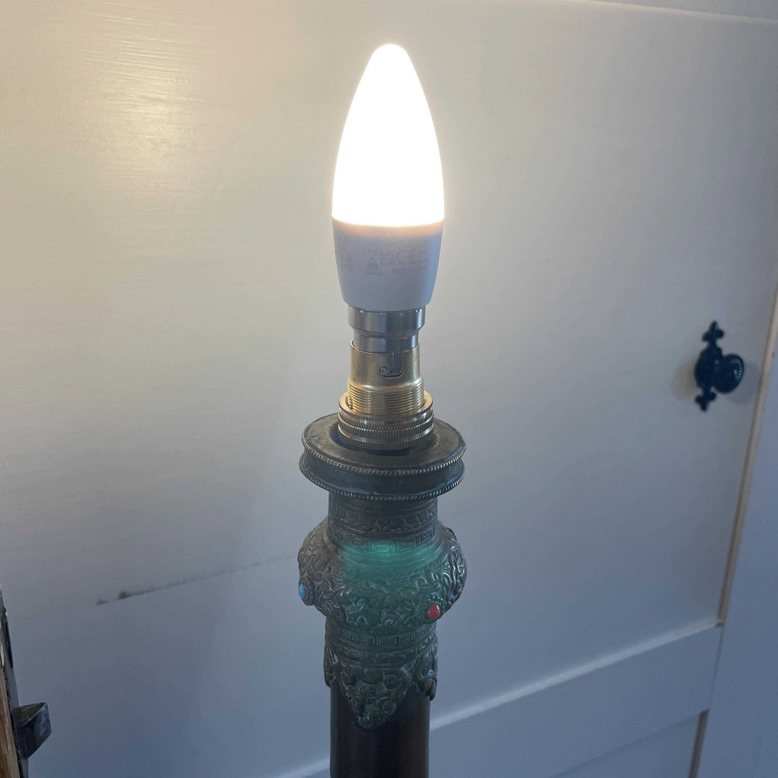 photo vinterior Antique Brass Copper Floor Lamp Made From Tibetan Dungchen Horn Ornate Repoussé Detailing Nepalese Himalayan Handcrafted Ornamental Lighting