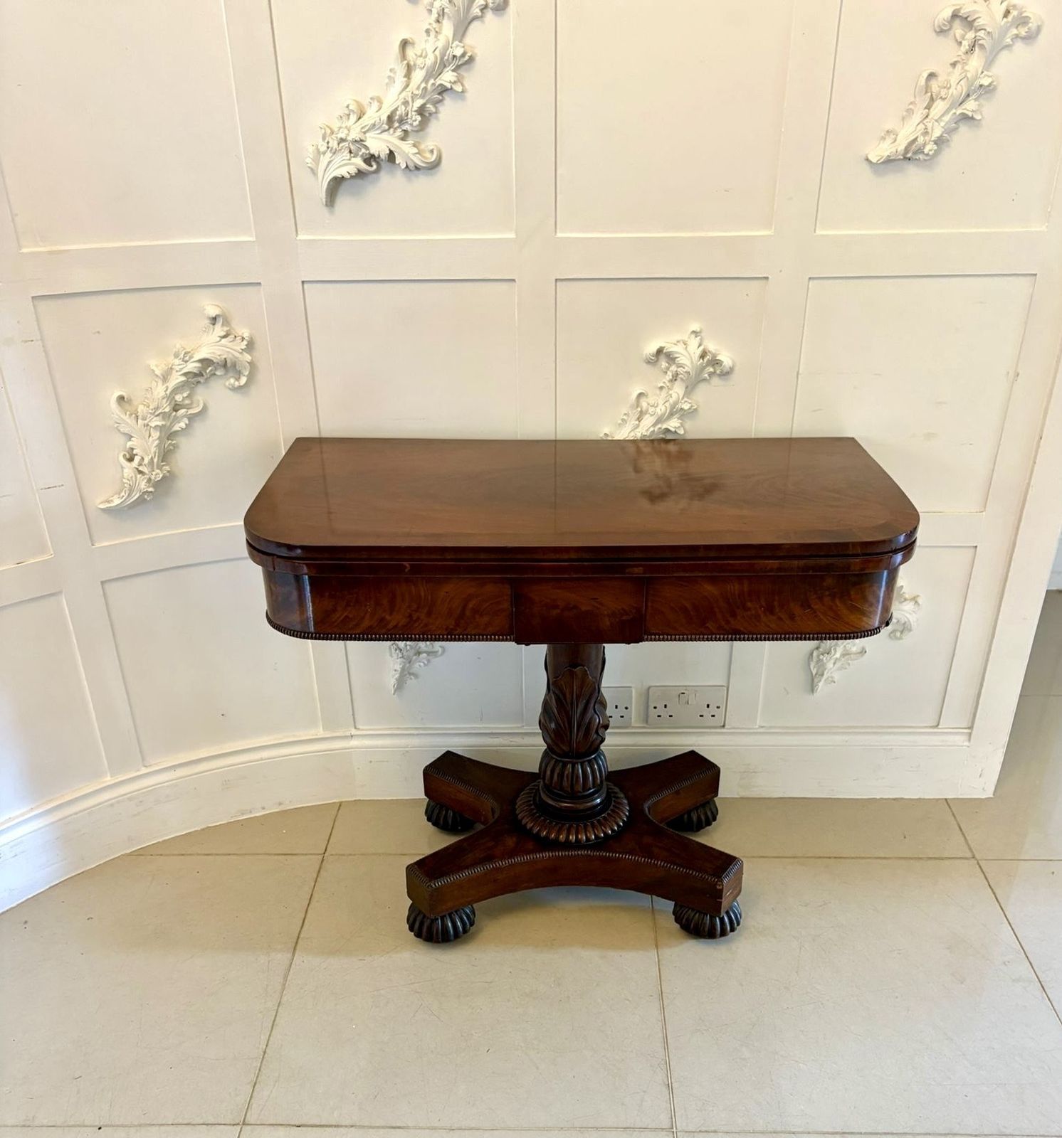 photo furniture Antique 19th Century Quality Figured Mahogany Side Table