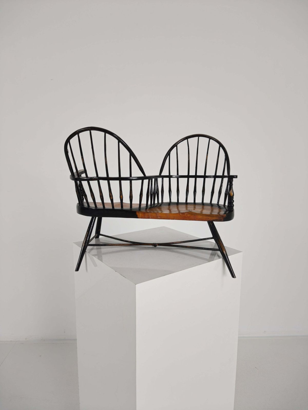 Charming Early 20th Century Decorative Windsor Tête à Tête Loveseat – Scale Model photo buy