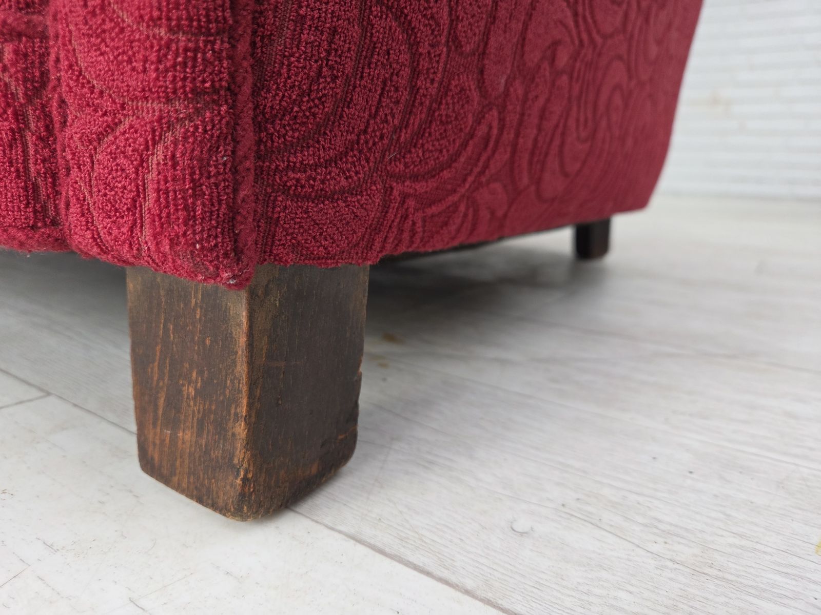 Ca. Jaren 1950, Deense Relax Fauteuil, Rood Meubelstof, Essen Houten Poten. photo for sale