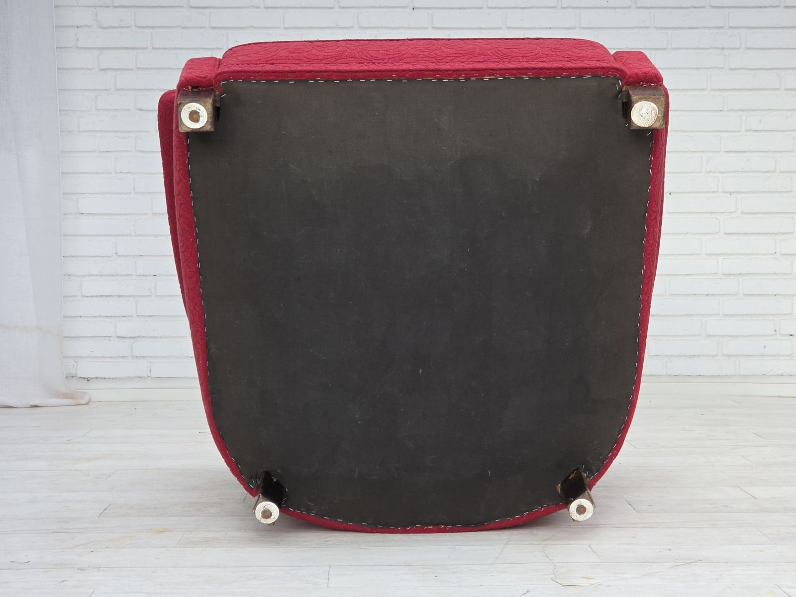 photo for sale Ca. Jaren 1950, Deense Relax Fauteuil, Rood Meubelstof, Essen Houten Poten.