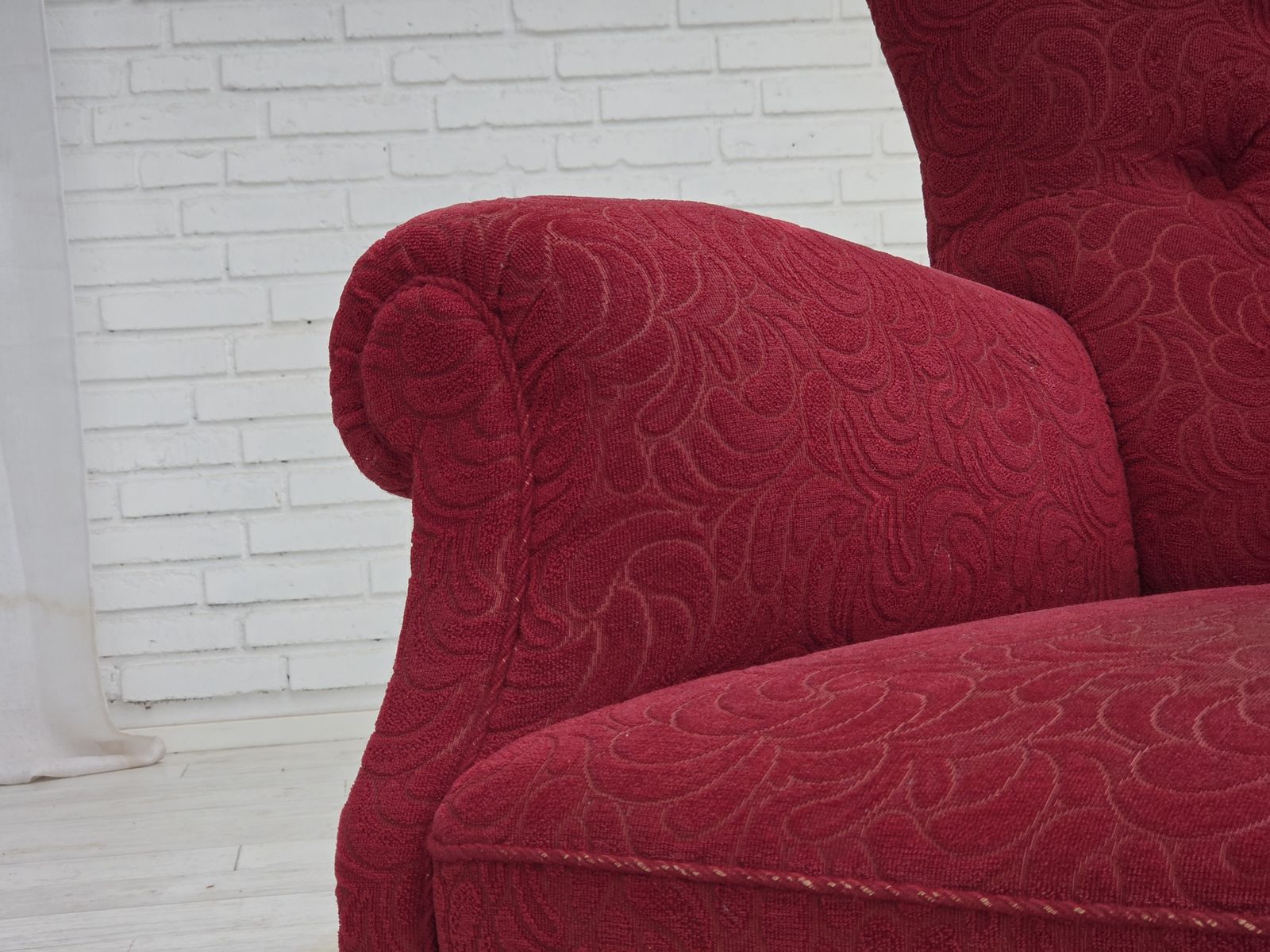 photo vintage Ca. Jaren 1950, Deense Relax Fauteuil, Rood Meubelstof, Essen Houten Poten.